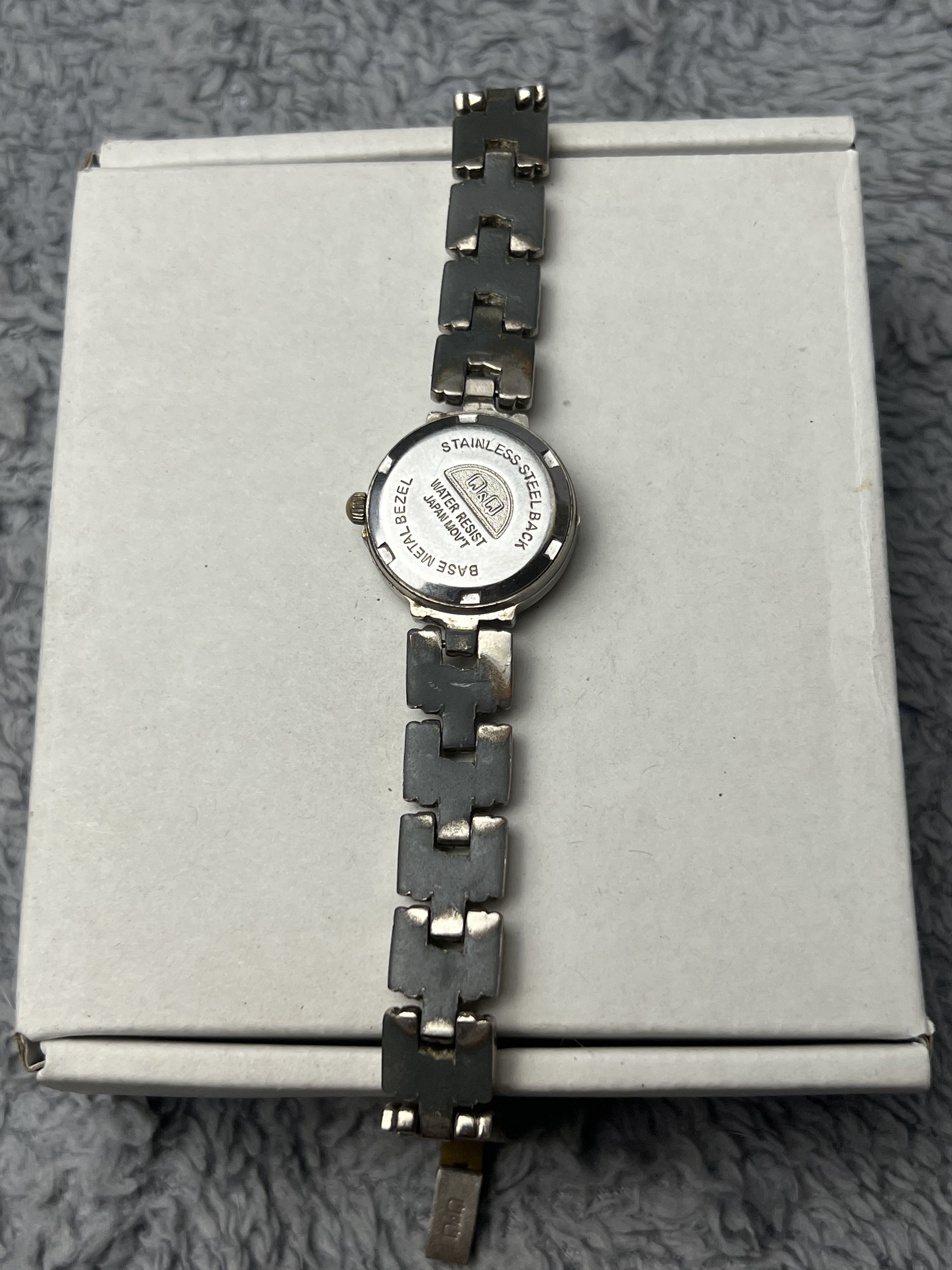 Vintage Futuristic Minimalistic Q&Q Japanese Style Bracelet Watch Size ONE SIZE - 10 Thumbnail