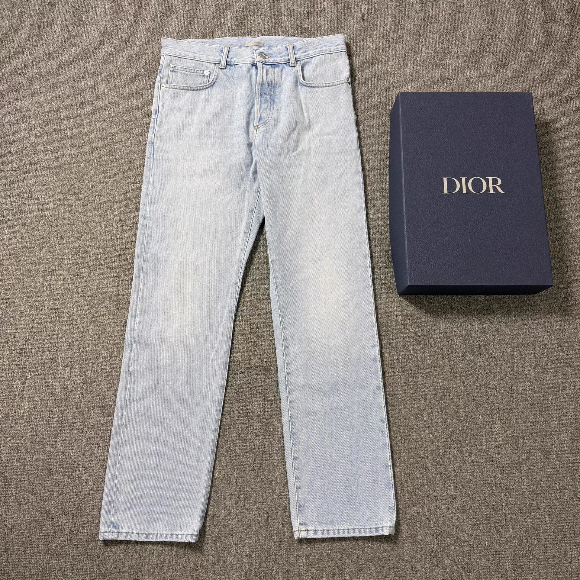 Dior Dior New Ice Blue Washed Back Leather Tag Jeans Size US 30 / EU 46 - 1 Thumbnail