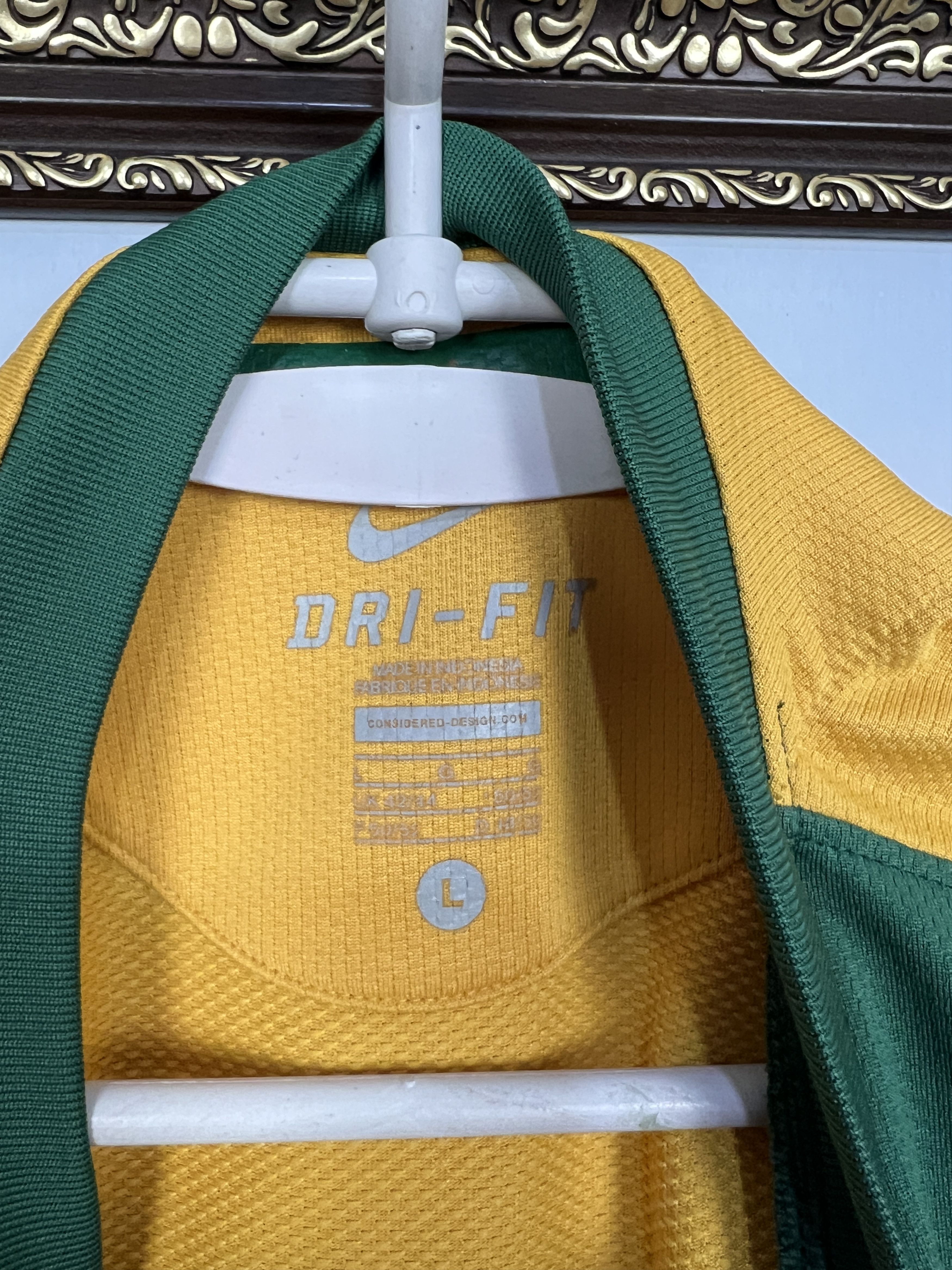 Nike Australia Home football shirt 2010 Soccer Nike Jersey Men Size US L / EU 52-54 / 3 - 10 Thumbnail