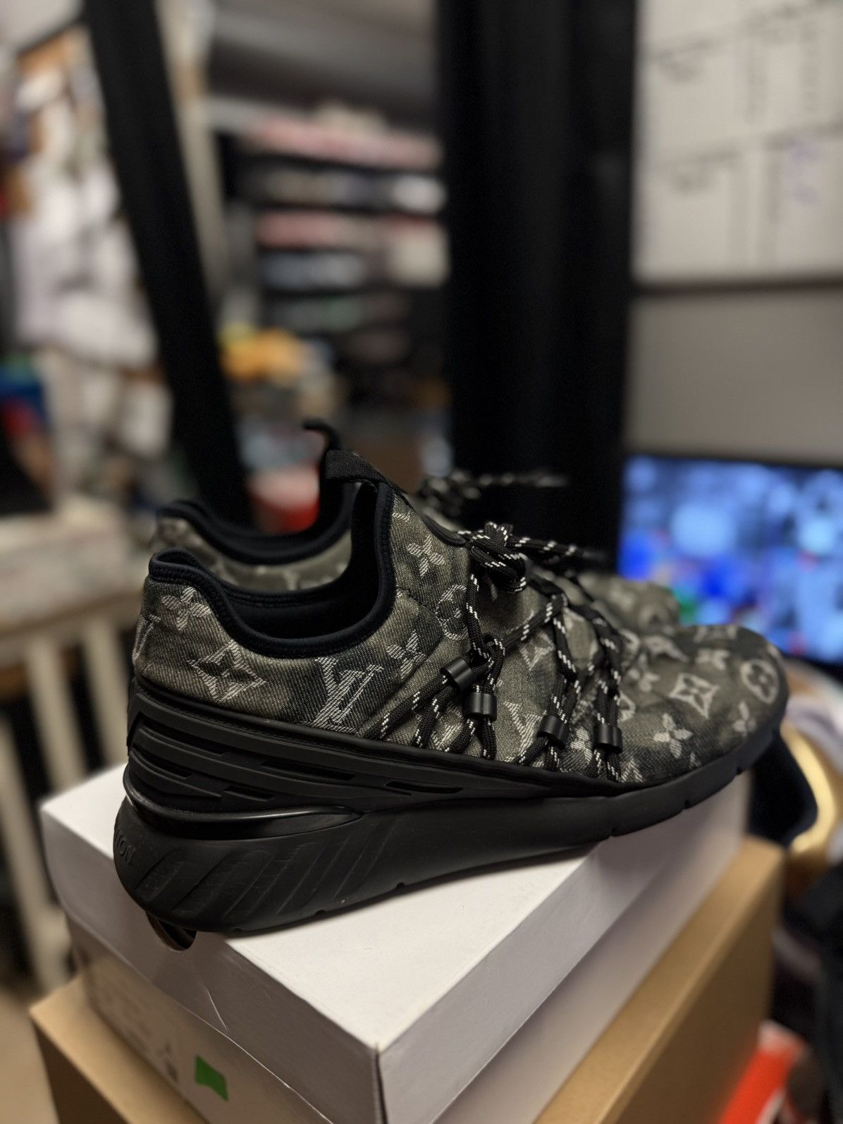 Louis Vuitton Louis Vuitton Fastlane Runner Sneaker 8LV/9US Clean 🧼🔥 Size US 9 / EU 42 - 3 Thumbnail