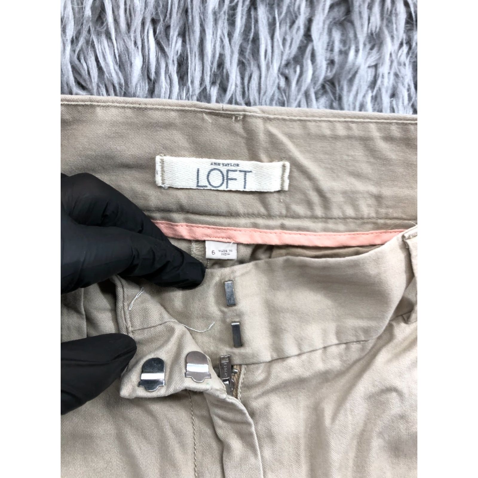 Loft LOFT Khaki Chino Shorts Womens Size 6 Mid Rise Medium Wash Beige Hook Eye Casual Beach Driving Walking 5-Pocket Regular Size 28" / US 6 / IT 42 - 6 Thumbnail