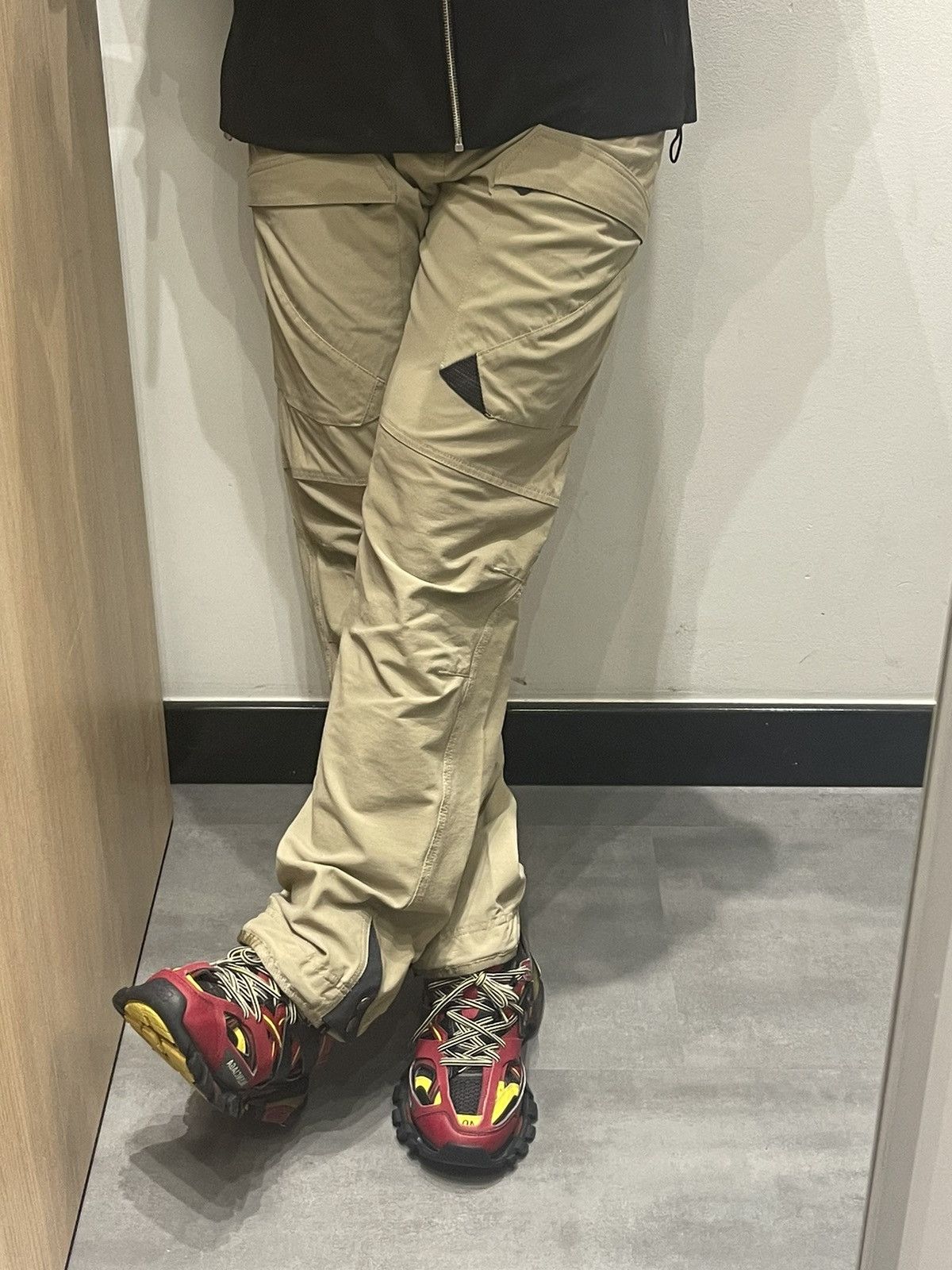 Klattermusen Klattermusen Gere Technical Beige Hiking Cargo Pants Size 32" / US 10 / IT 46 - 3 Thumbnail