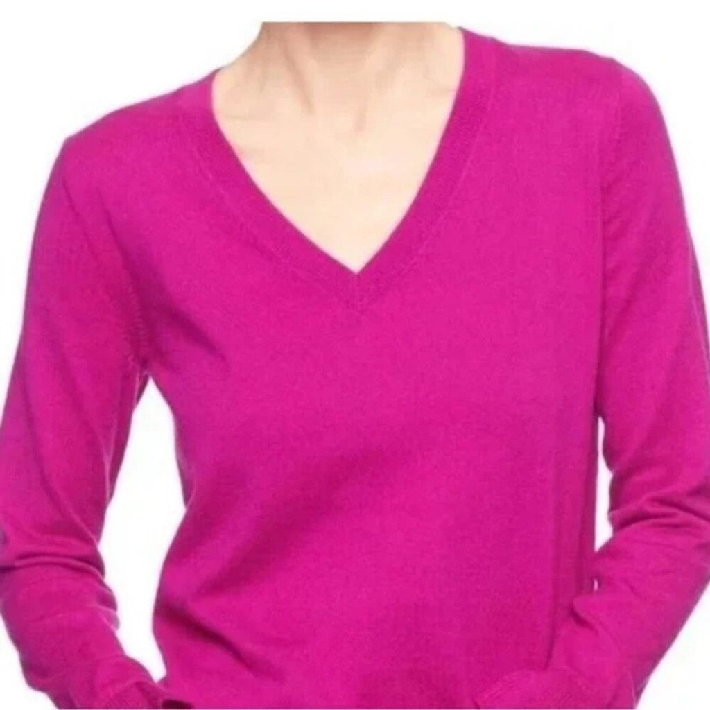 Lord & Taylor LORD & TAYLOR Extra fine Merino Pinky V Neck Minimalist sz 6 Size M / US 6-8 / IT 42-44 - 1 Thumbnail