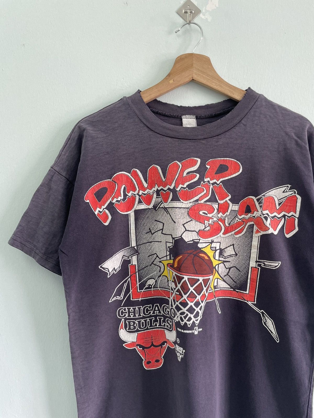 NBA × Vintage Vintage 1994 Chicago Bull Team Glasgow Sunfaded Tshirt Size US L / EU 52-54 / 3 - 3 Thumbnail