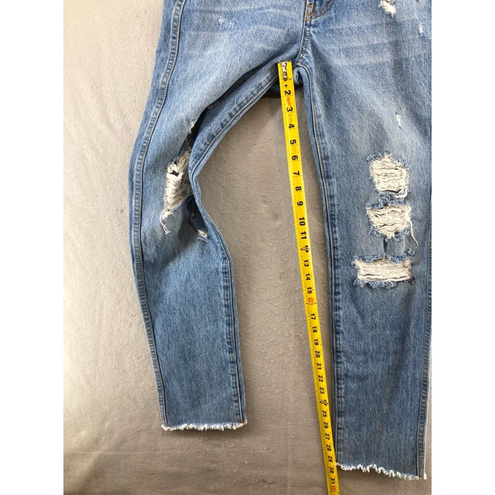 Vintage Revoice Jeans 26 Button Fly USA Raw Hem Distressed Mom Womens Jeans 26 Blue Cotton Blend 5-Pocket Distressed USA Mom Style Modern Fit Size 26" / US 2 / IT 38 - 6 Thumbnail