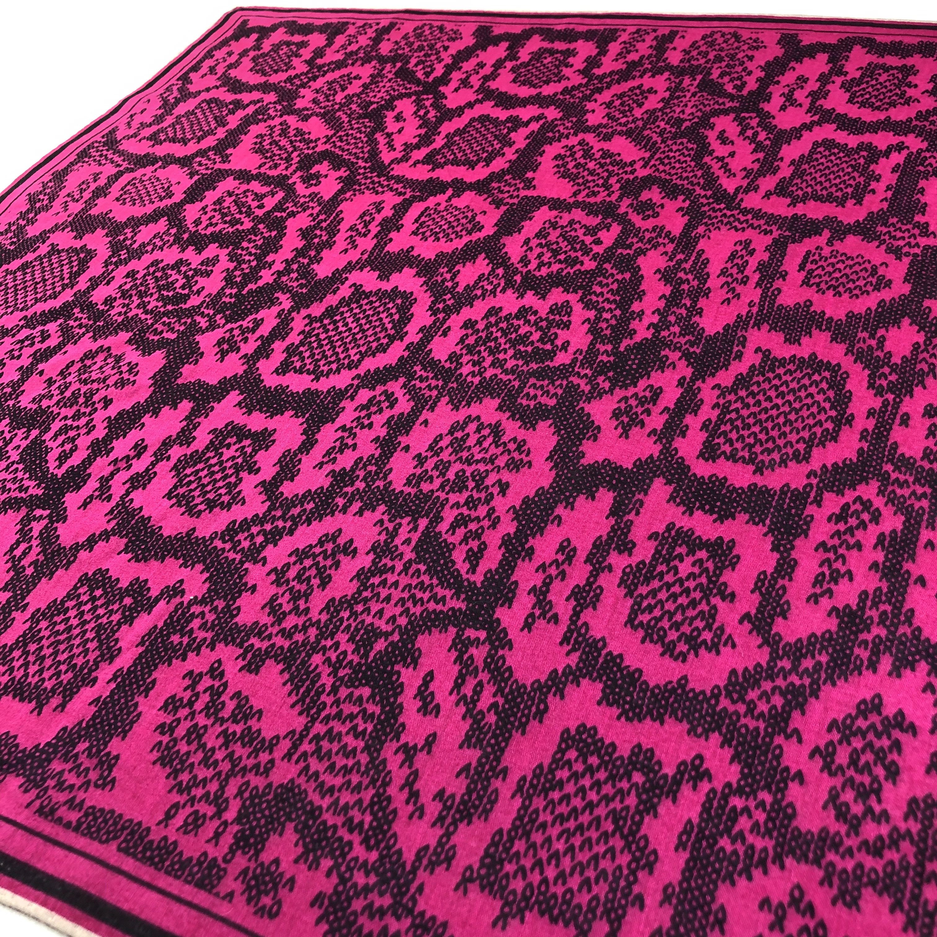 Givenchy Givenchy Handkerchief Neckerchief Bandana H1679 Size ONE SIZE - 3 Thumbnail