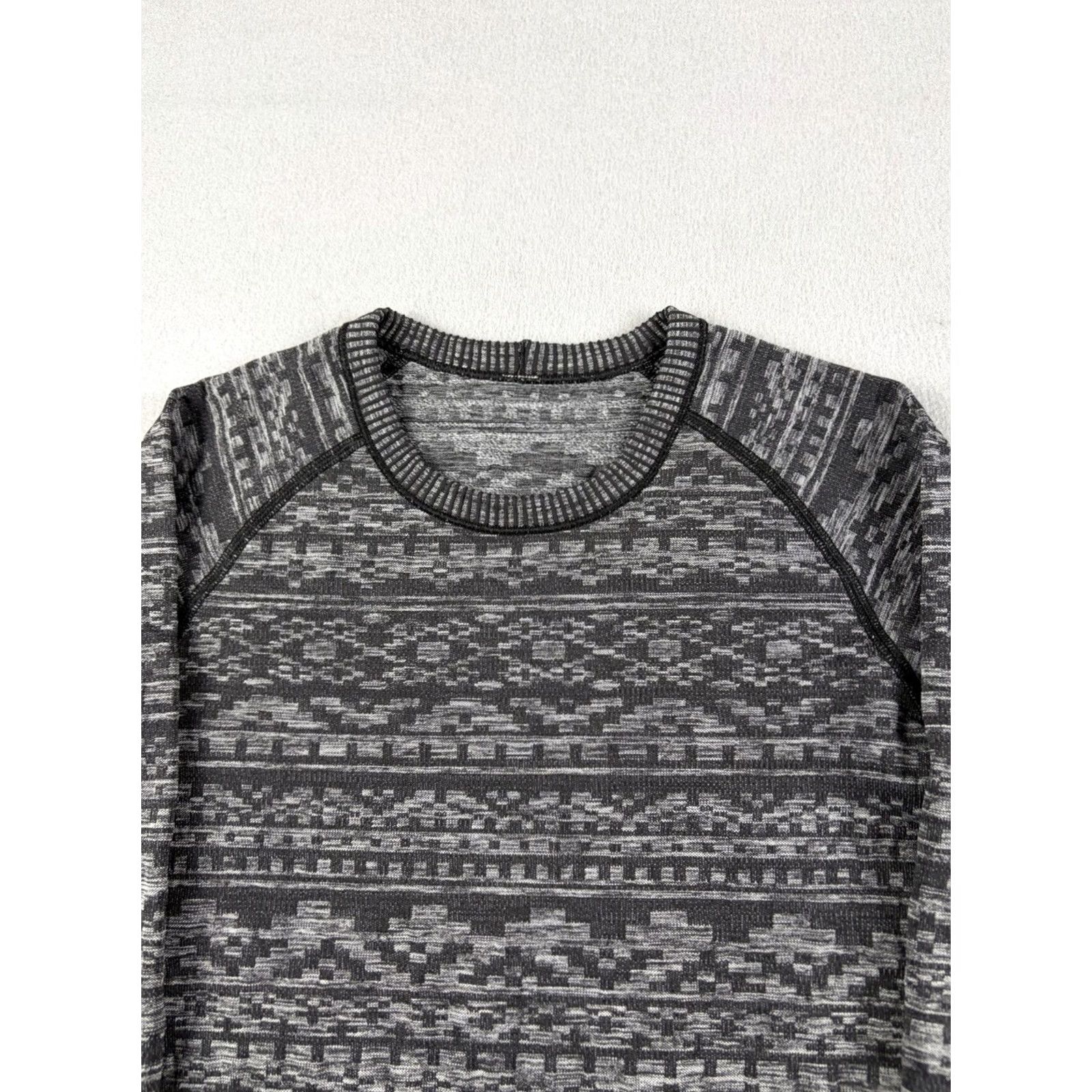 Lululemon Lululemon Shirt Womens Small Gray Fair Isle Pullover Long Sleeve Crew Neck Holiday Winter T-Shirt Modern Athletic Size S / US 4 / IT 40 - 2 Thumbnail