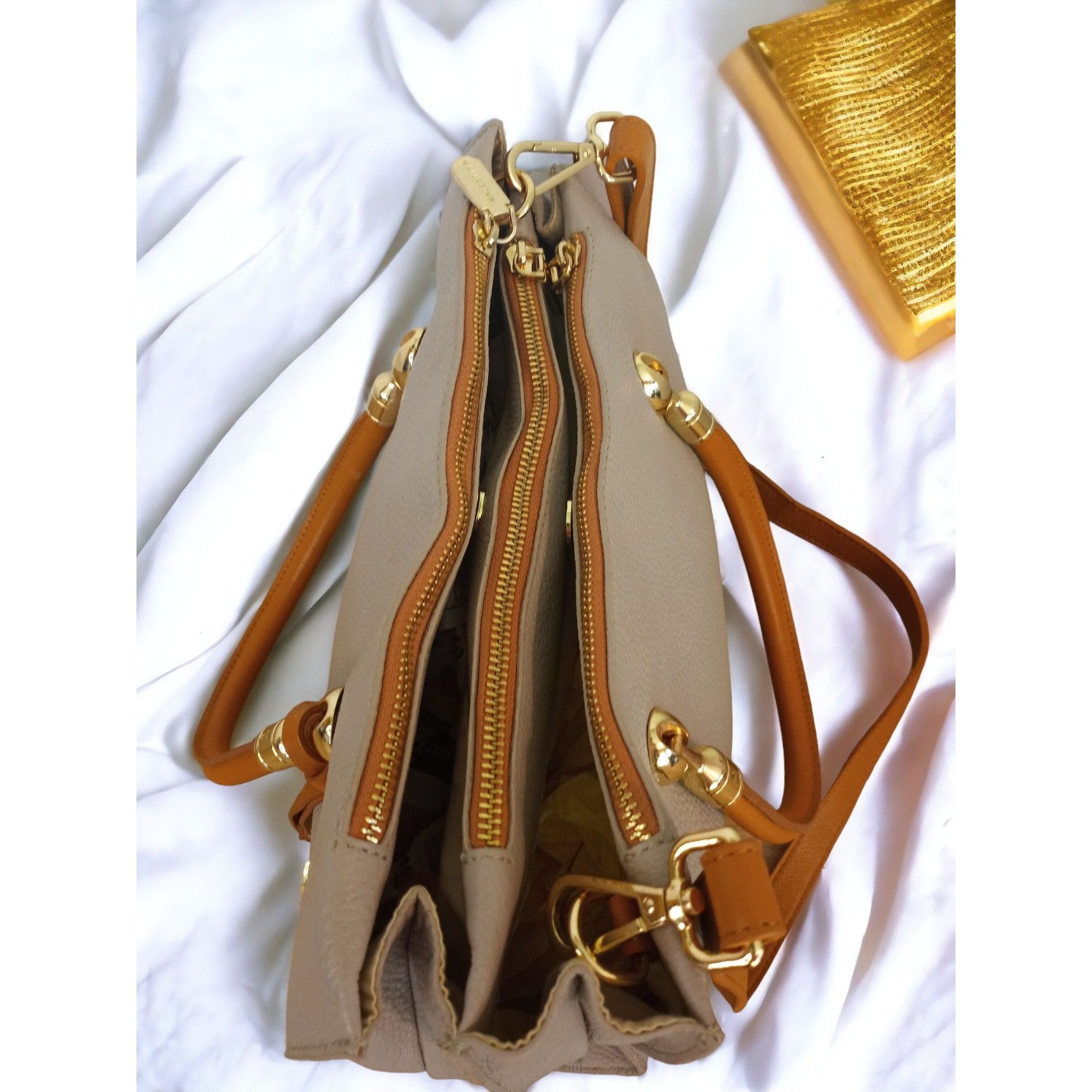 Designer Valentina Tradizone Italiana Beige Pebbled Leather Crossbody Size ONE SIZE - 5 Thumbnail