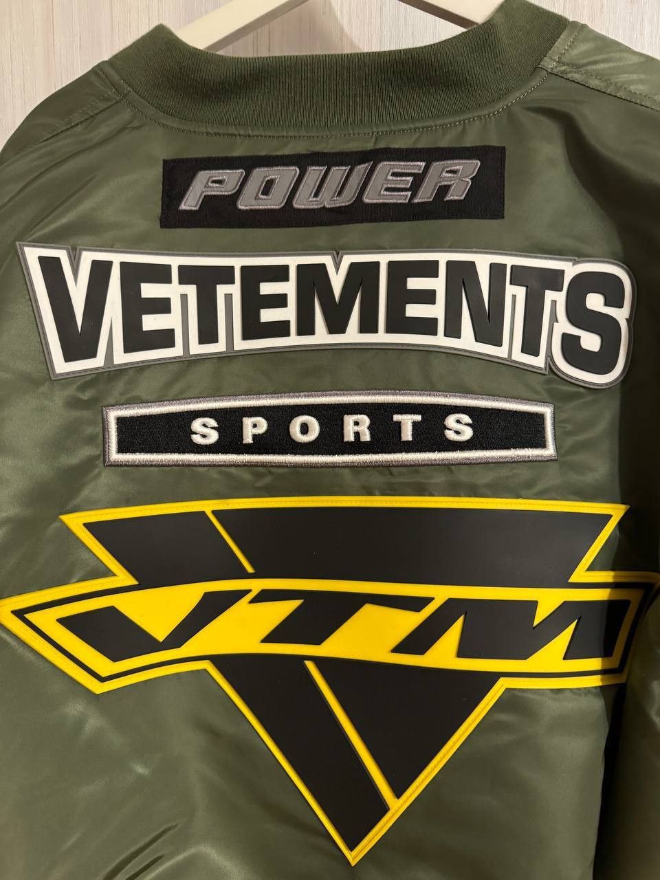 Alpha Industries × Vetements Vetements x Alpha Industries Racing Bomber Size US L / EU 52-54 / 3 - 3 Thumbnail