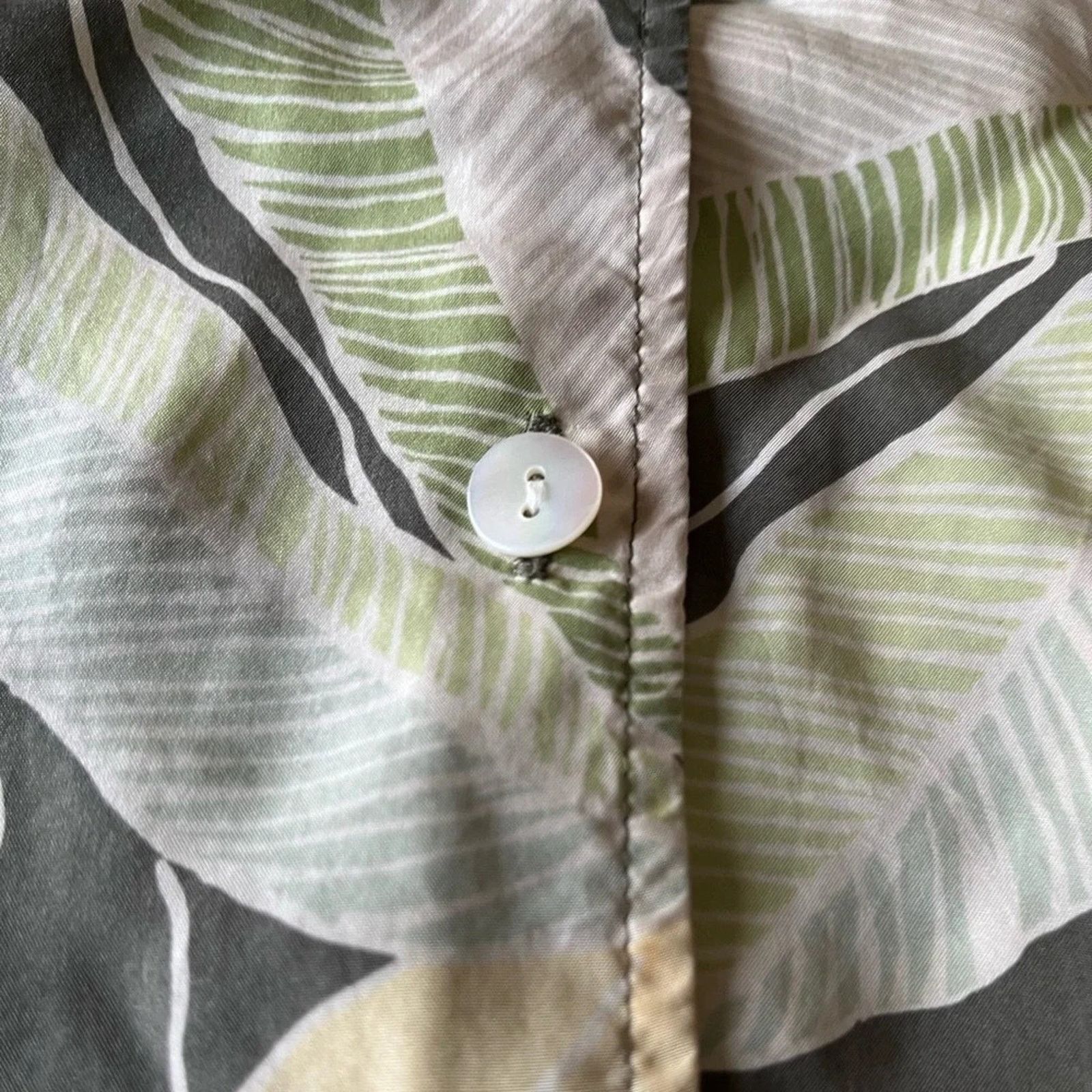 The Unbranded Brand Linden Hill Hawaiian floral print camp shirt, size Large. Size L / US 10 / IT 46 - 4 Thumbnail