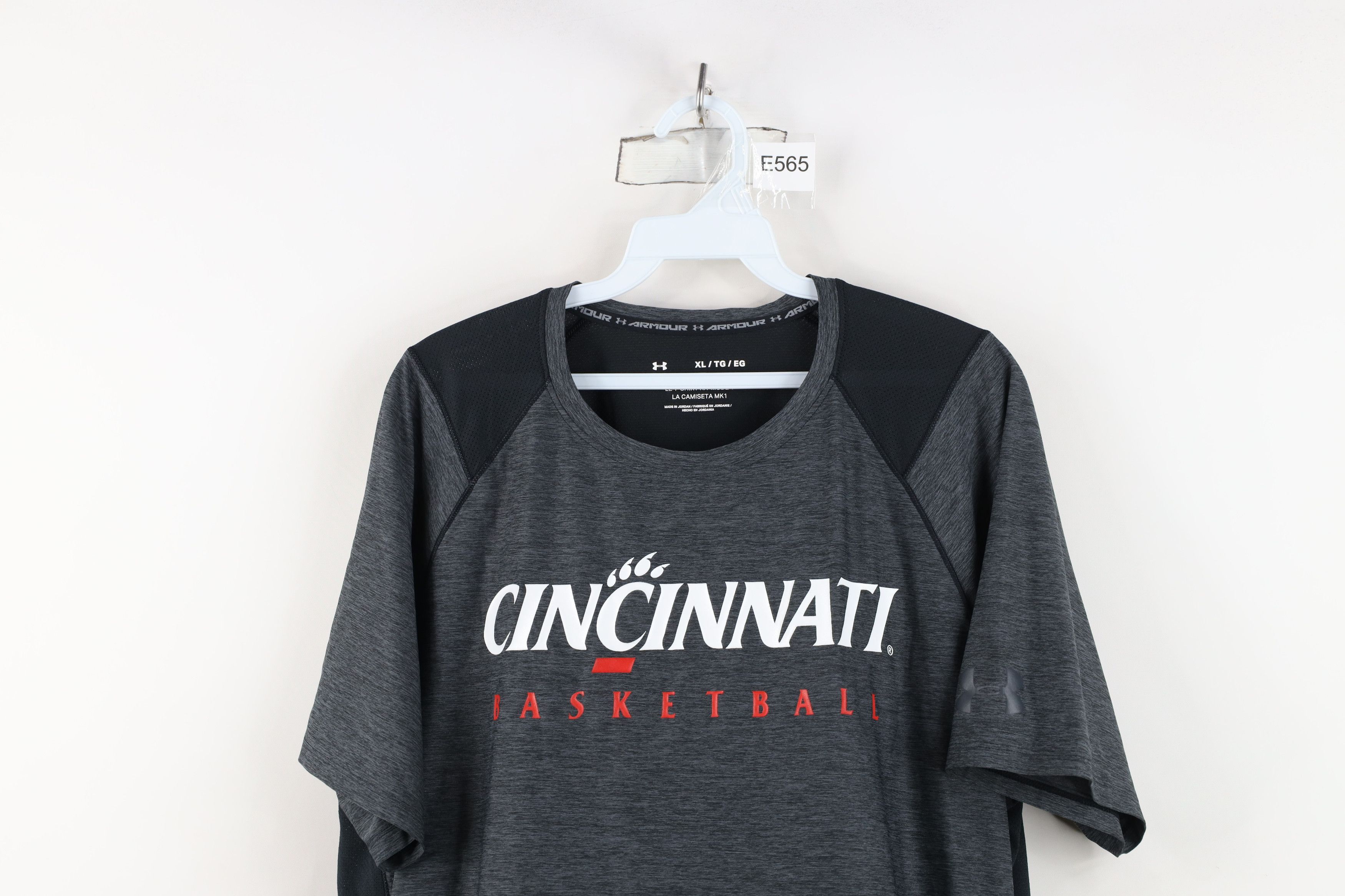 Under Armour Under Armour University of Cincinnati Basketball T-Shirt Size US XL / EU 56 / 4 - 2 Thumbnail
