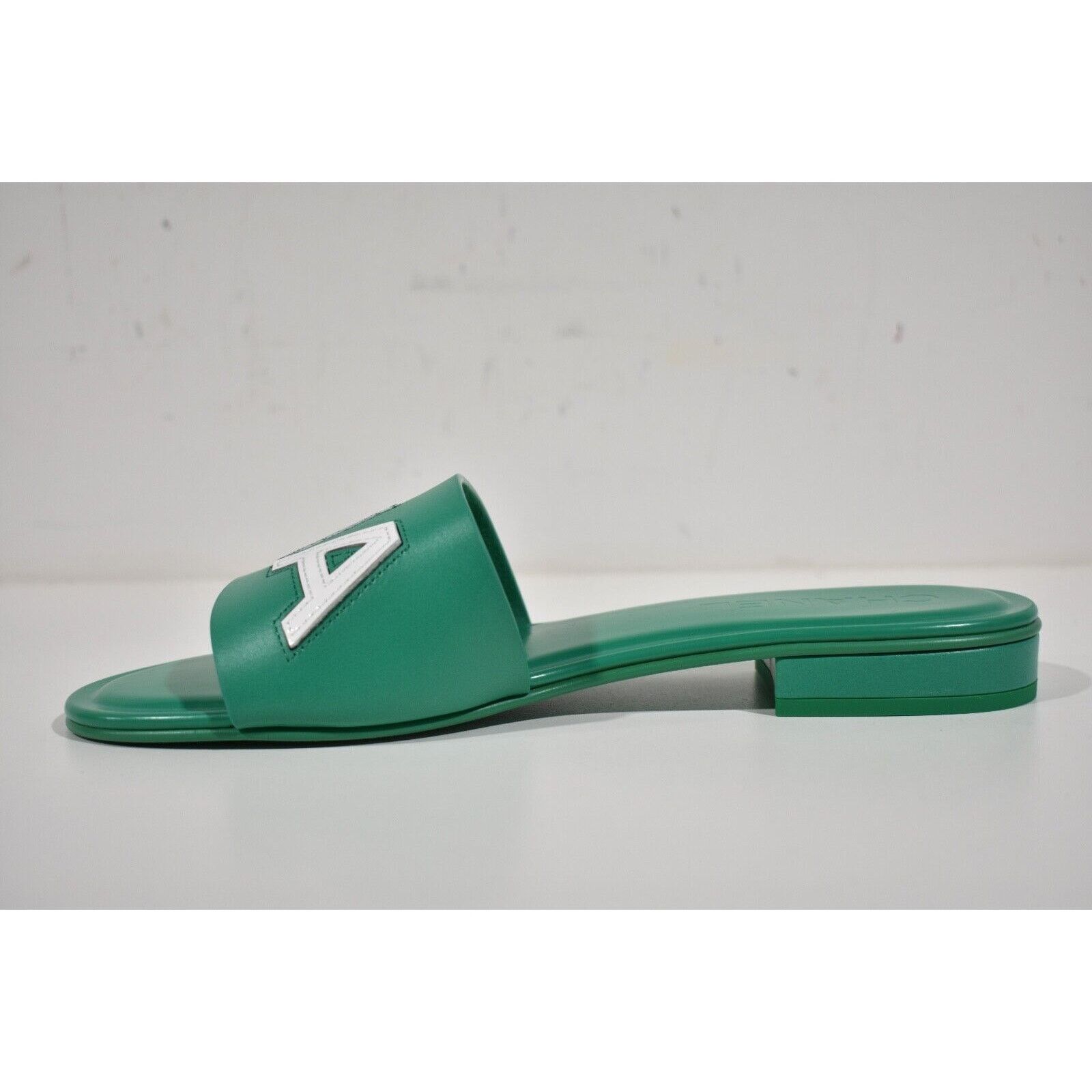 Chanel Chanel 23P Green White Leather CC Logo Letter Mules Slide Size US 10 / IT 40 - 9 Thumbnail