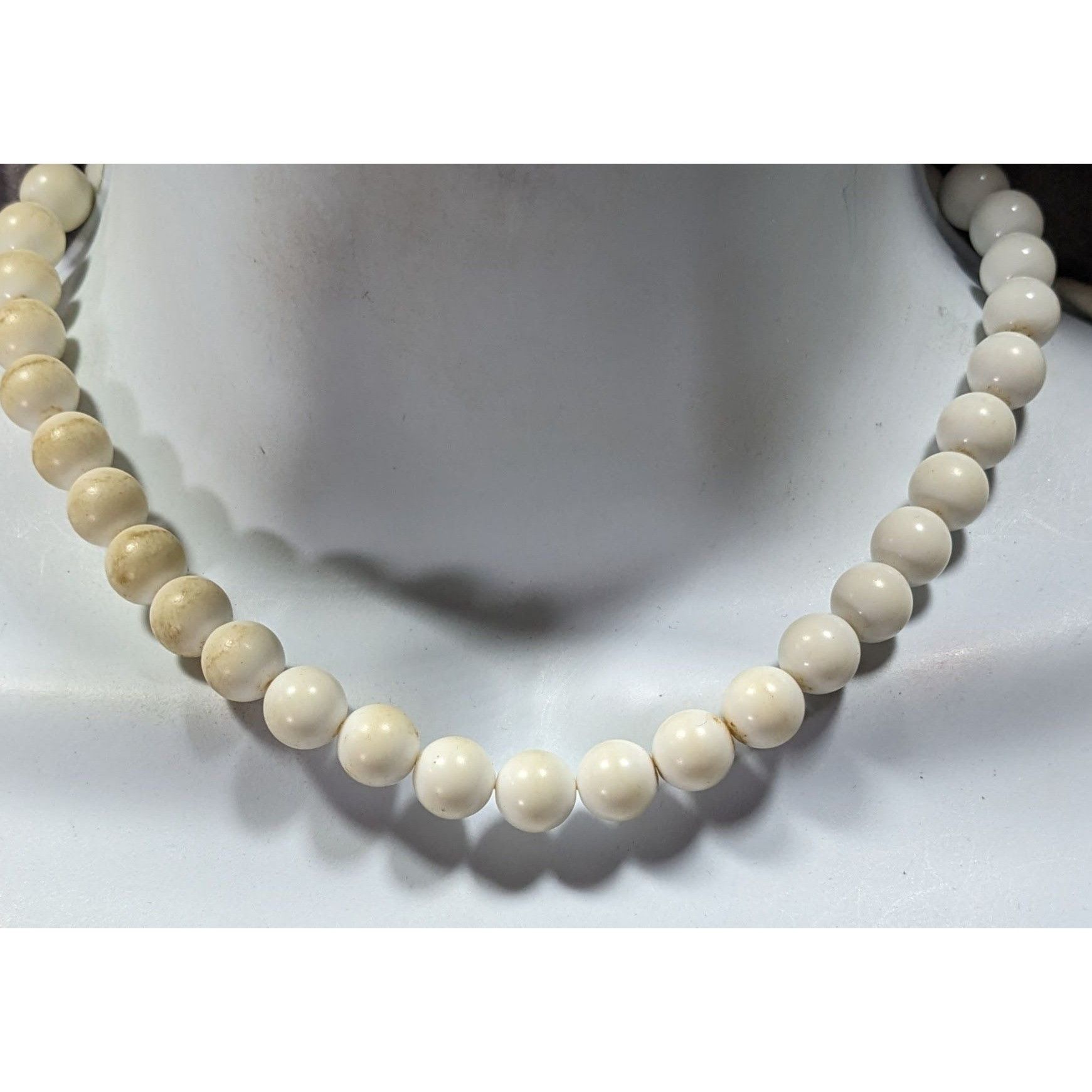 Other Vintage Classic White Beaded Necklace With Hook Clasp Size ONE SIZE - 2 Thumbnail