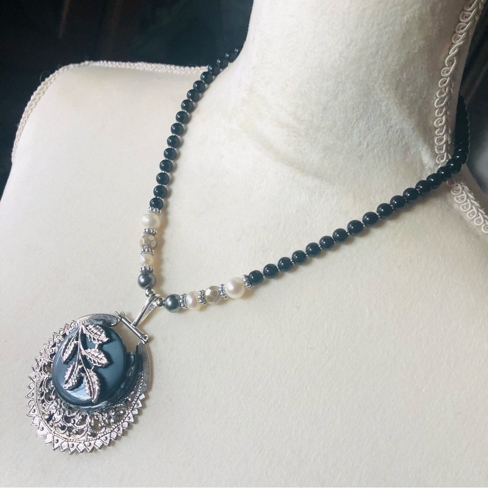 Handmade Handcrafted repurpose filigree leaf Pearl necklace Size ONE SIZE - 5 Thumbnail