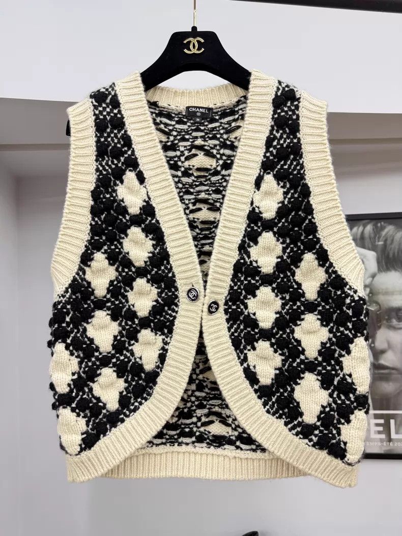 Chanel Chanel Black and white color-blocked flower knitted vest Size XS / US 0-2 / IT 36-38 - 1 Thumbnail