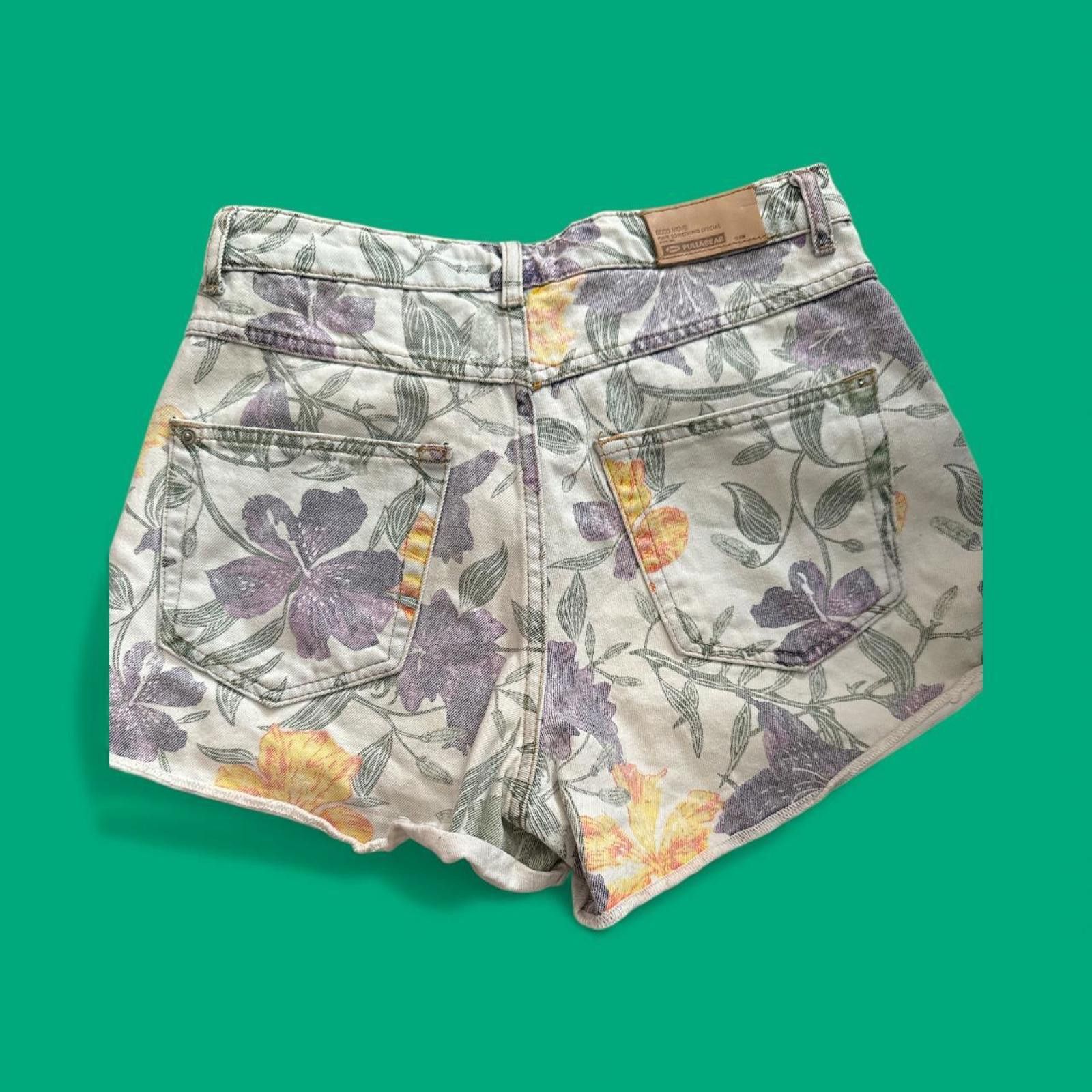 Pull & Bear 🌸 PULL&BEAR Floral Denim Shorts – Size 6 Size 26" / US 2 / IT 38 - 2 Thumbnail
