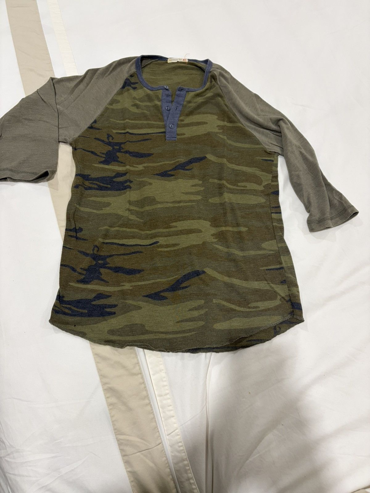 Alternative Apparel Soft as butter 3/4 sleeve camo henley Size US M / EU 48-50 / 2 - 2 Thumbnail