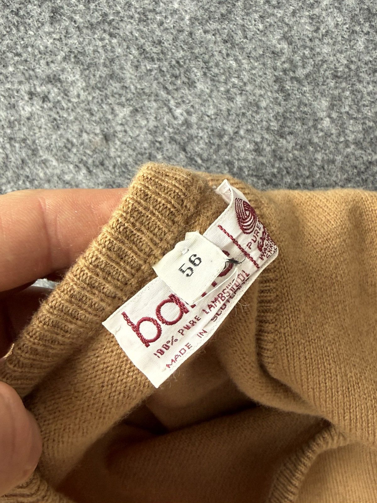 Barrie Barrie Lambswool Made in Scotland beige V-Neck Jumper Size US XL / EU 56 / 4 - 9 Thumbnail