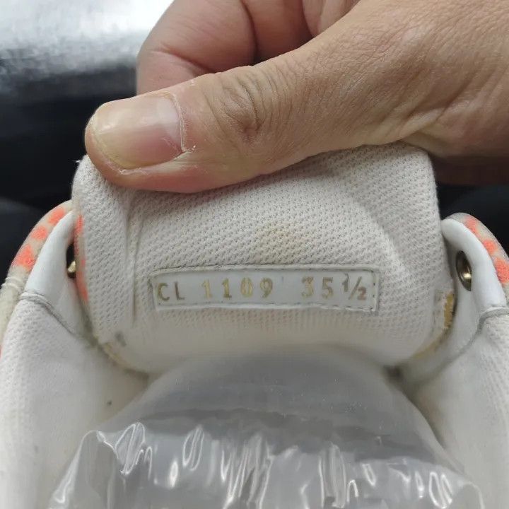 Louis Vuitton Louis Vuitton Stylish Low-Top Sneakers in White and Orange Size US 6 / IT 36 - 5 Thumbnail