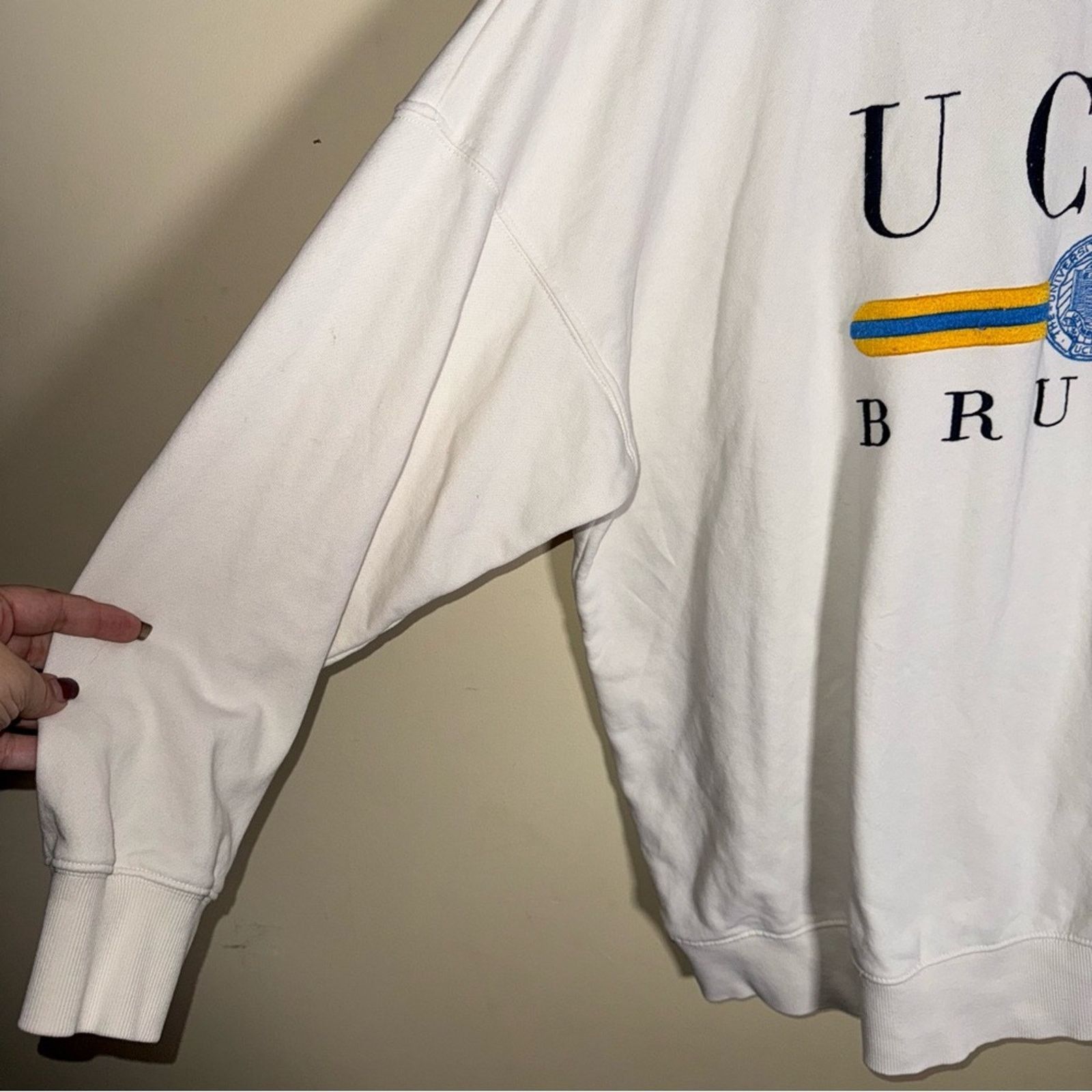 H&M H&M UCLA embroidered collegiate Off-White Sweatshirt L Size US L / EU 52-54 / 3 - 3 Thumbnail