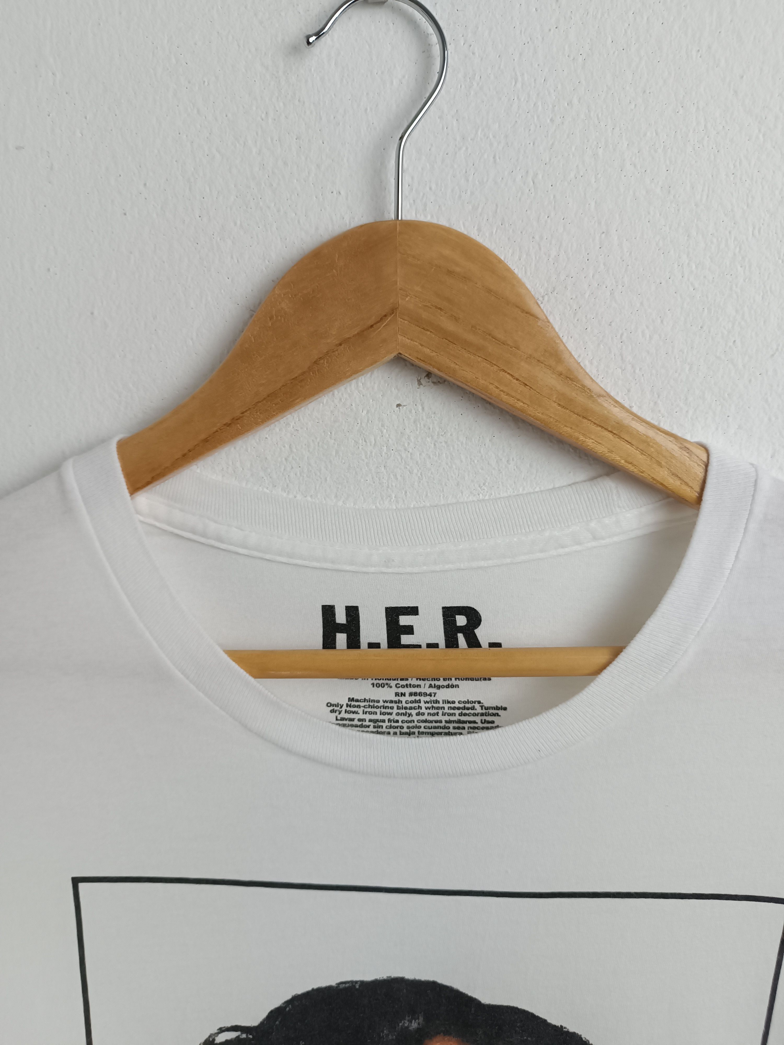 Rap Tees VINTAGE H.E.R. PORTRAIT CUTE RAP TEES tyla sza travis scott Size US L / EU 52-54 / 3 - 8 Thumbnail
