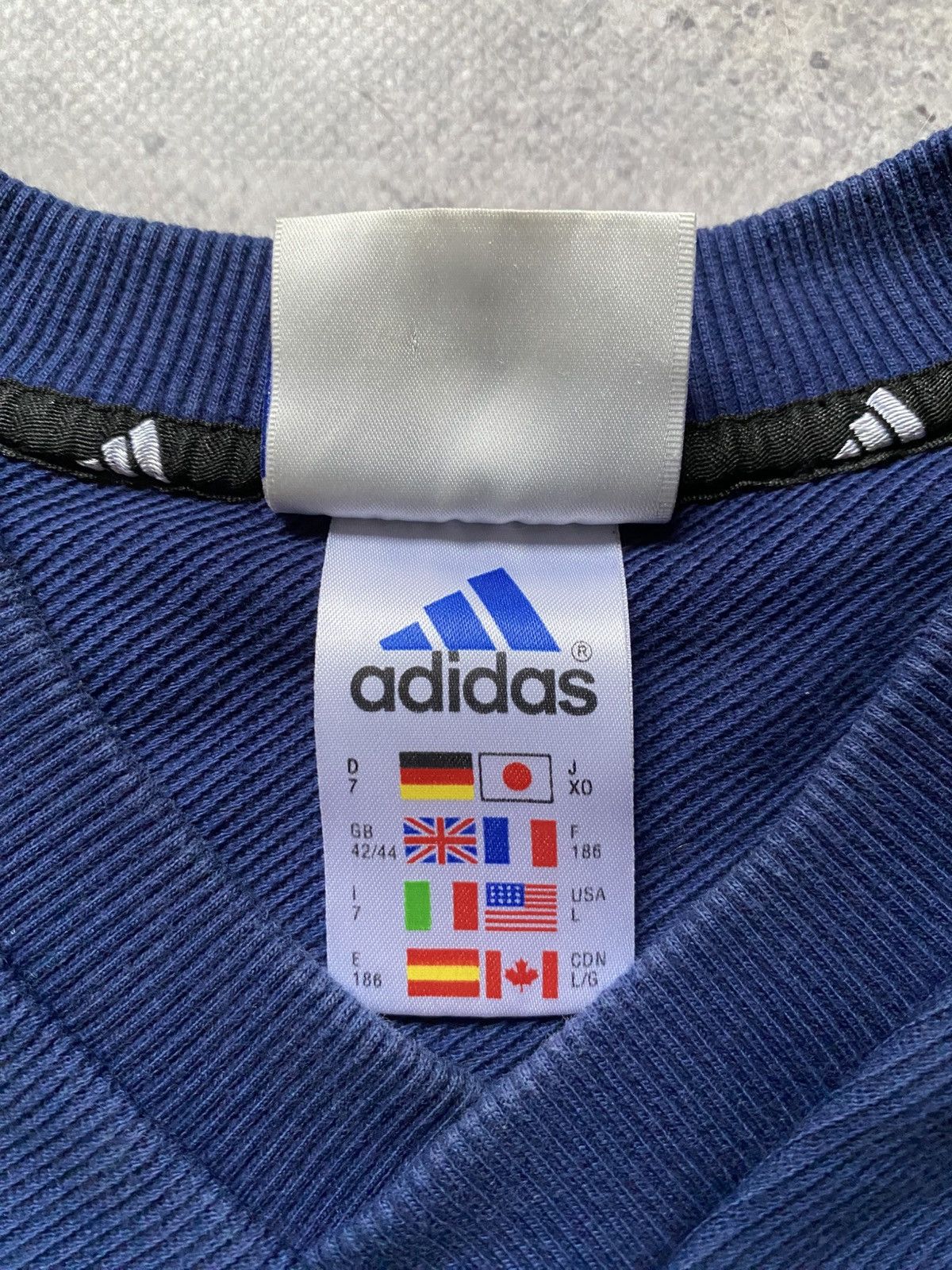 Adidas Vintage Adidas Sweatshirt Men’s Big Embroidered Logo Y2K L Size US L / EU 52-54 / 3 - 4 Thumbnail