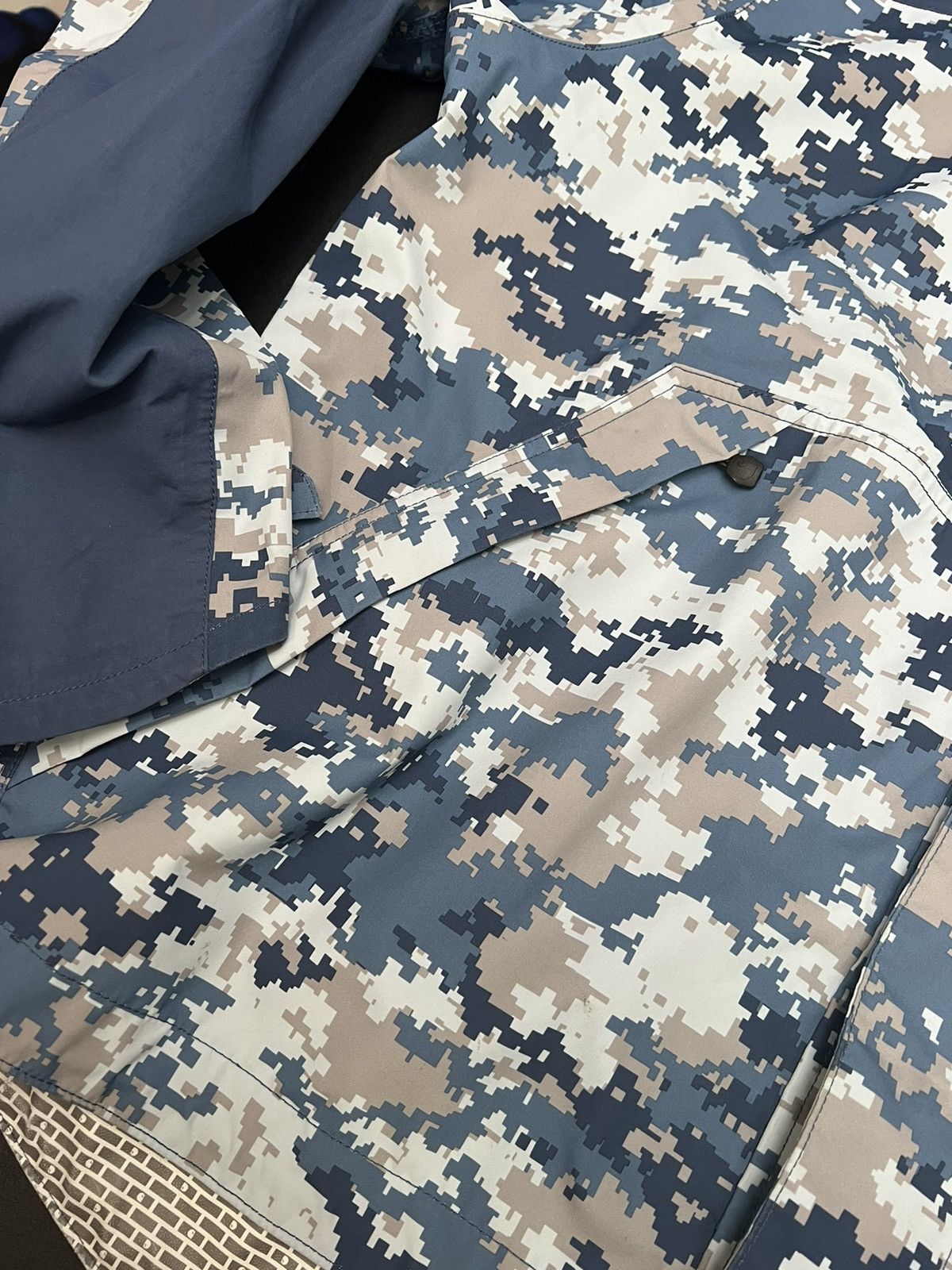 Carhartt Carhartt digi camo rain jacket size L worn & flawed interior Size US L / EU 52-54 / 3 - 3 Thumbnail