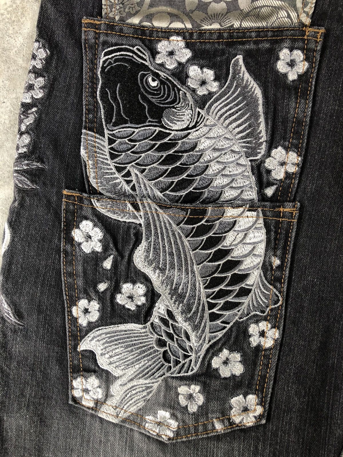 Japanese Brand Japanese Fish Koi Embroidered Jeans Distressed Multipocket Size US 33 - 14 Thumbnail