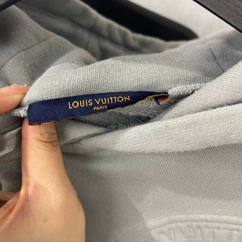 Louis Vuitton LOUIS VUITTON embossed crest hoodie Size US S / EU 44-46 / 1 - 3 Thumbnail