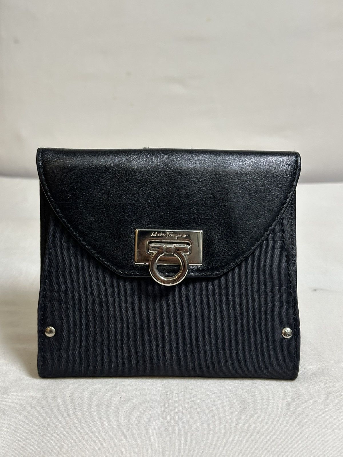 Salvatore Ferragamo vintage Salvatore Ferragamo Gancini black bifold wallet. Size ONE SIZE - 2 Thumbnail