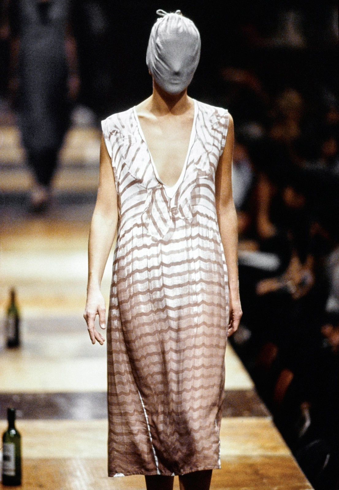 Maison Margiela S\S 1996 TROMPE L’OEIL PHOTO-PRINT RAYON DRESS Size M / US 6-8 / IT 42-44 - 4 Thumbnail