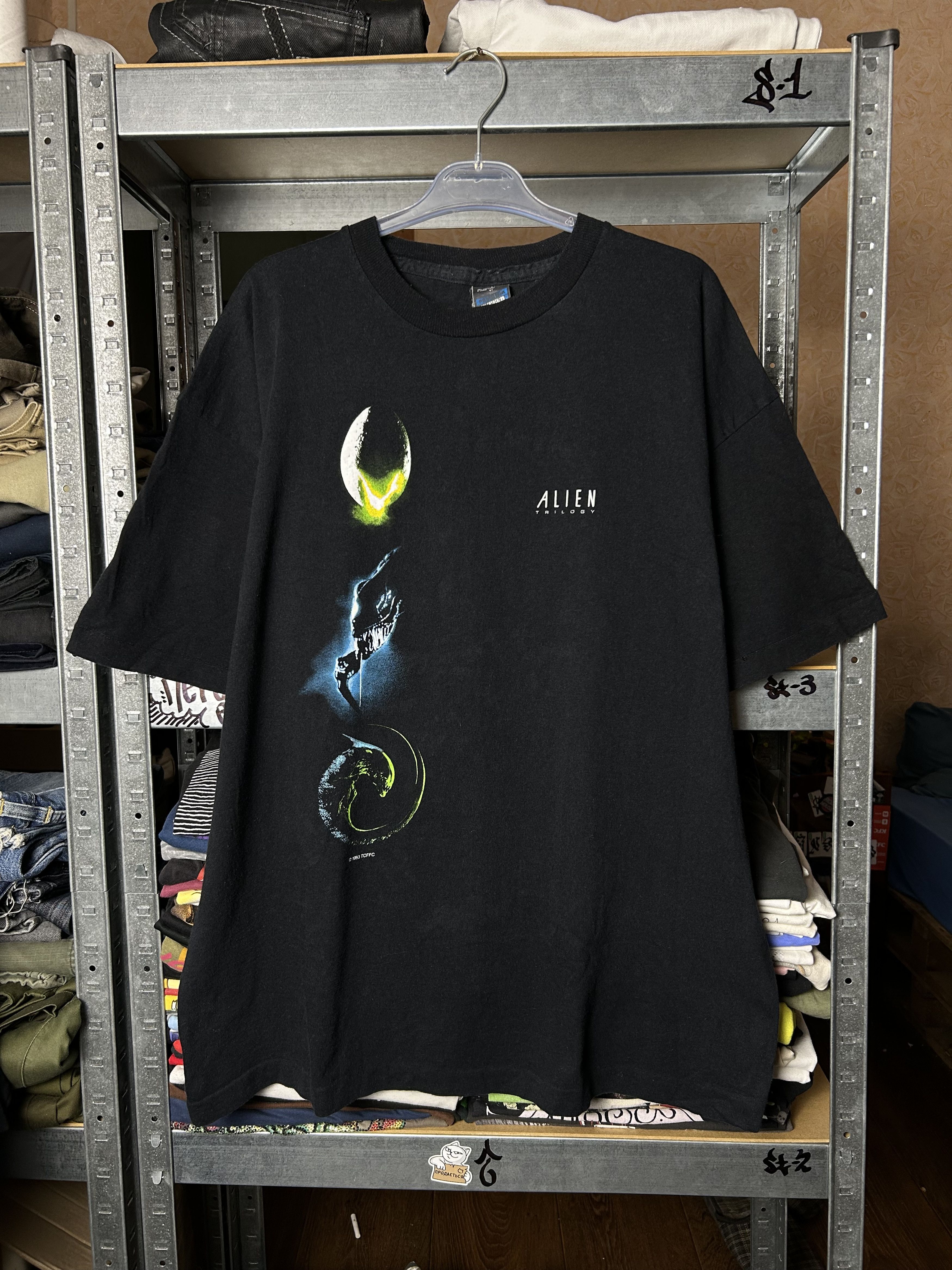 Vintage Vintage 1993 Alien Trilogy Horror Movie T-shirt Size US XL / EU 56 / 4 - 1 Thumbnail