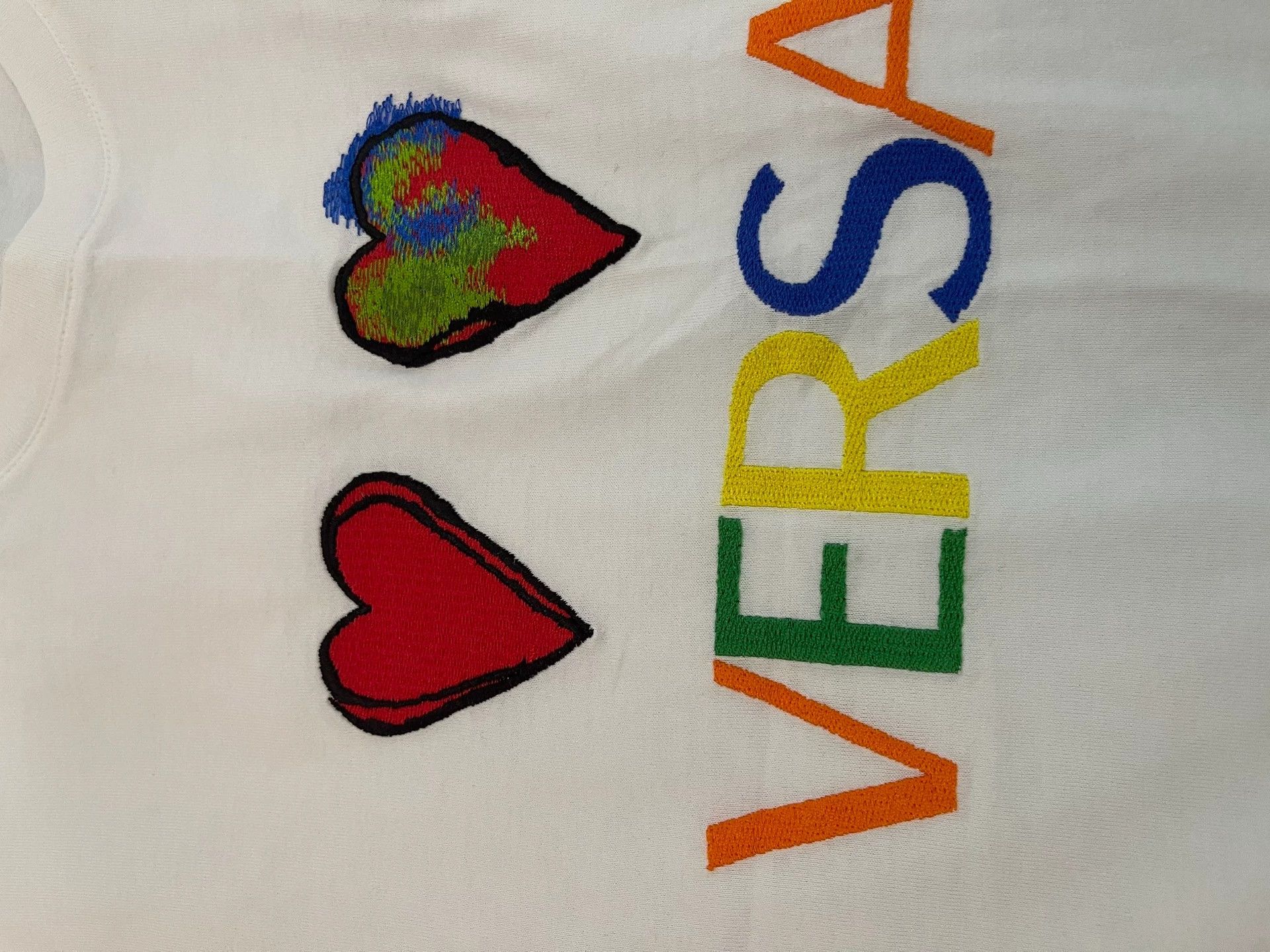 Versace Versace White Heart Gradient Embroidered Logo L Tee Size US L / EU 52-54 / 3 - 7 Thumbnail