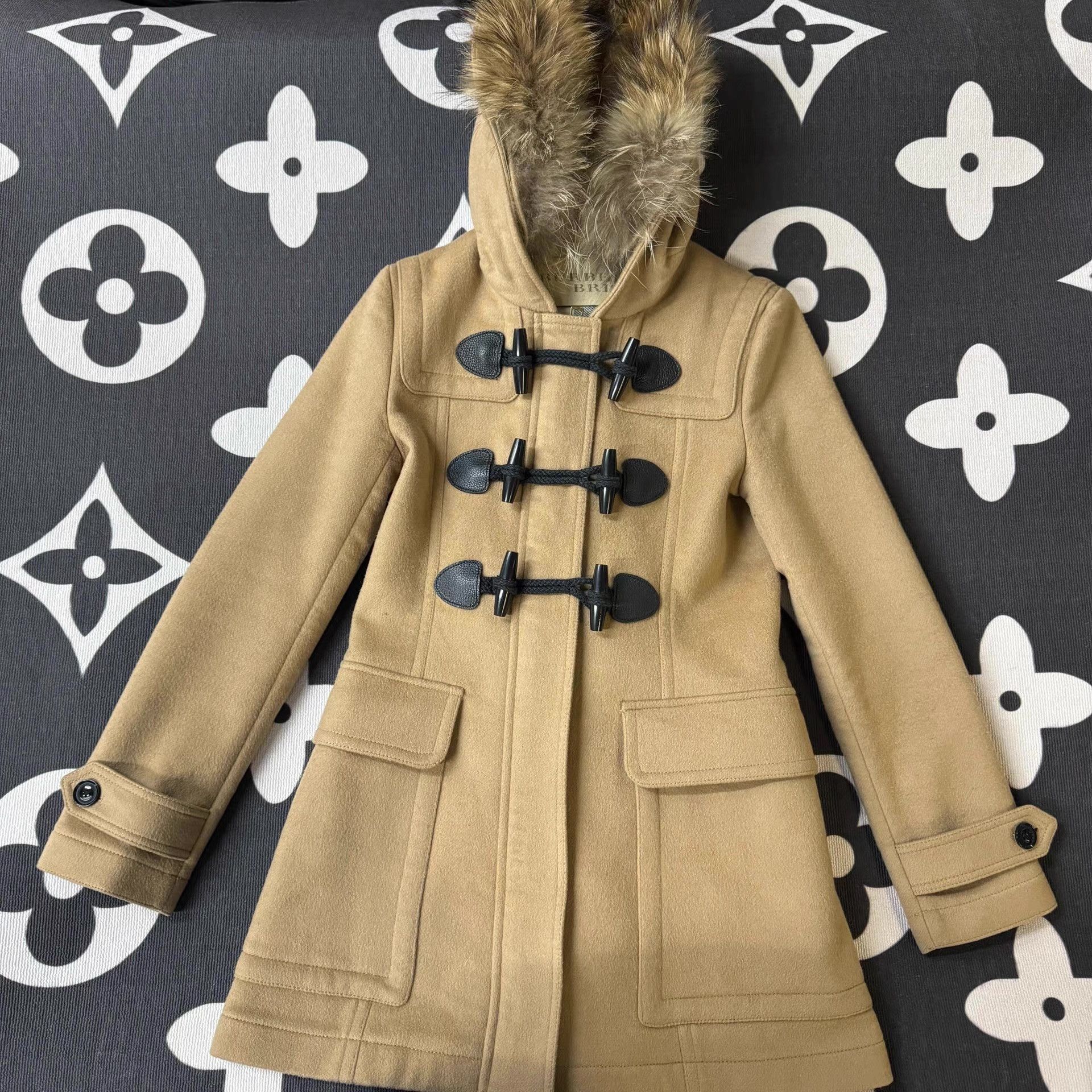 Burberry Burberry Camel Toggle Coat Q10 Size US S / EU 44-46 / 1 - 1 Thumbnail