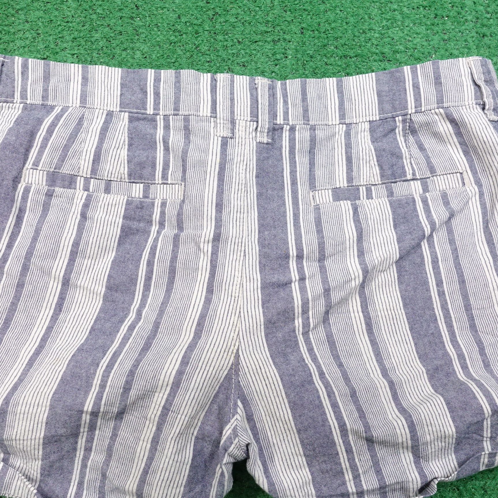 Old Navy VINTAGE OLD NAVY BLUE STRIPED SHORTS WOMENS SIZE 6 - CHINO STYLE / COTTON BLEND, FLAT FRONT, 3" INSEAM, REGULAR FIT, W Size 28" / US 6 / IT 42 - 4 Thumbnail