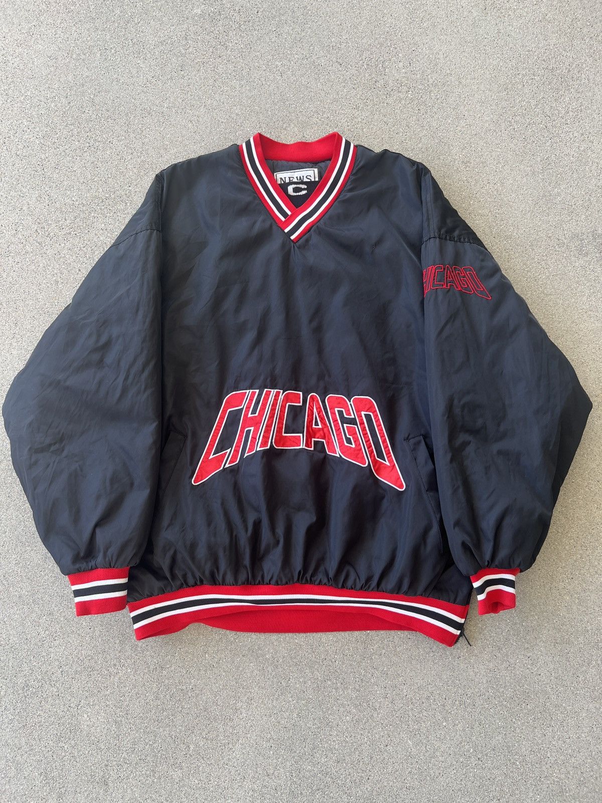 NBA × Vintage Vintage News Chicago Logo Black Puffer V-Neck Jacket Size XL Size US XL / EU 56 / 4 - 1 Thumbnail