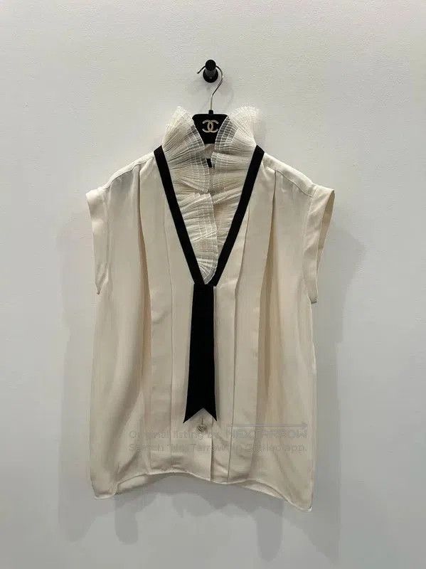 Chanel Chanel Cream Silk Blouse with Ruffled Collar . Size M / US 6-8 / IT 42-44 - 1 Thumbnail