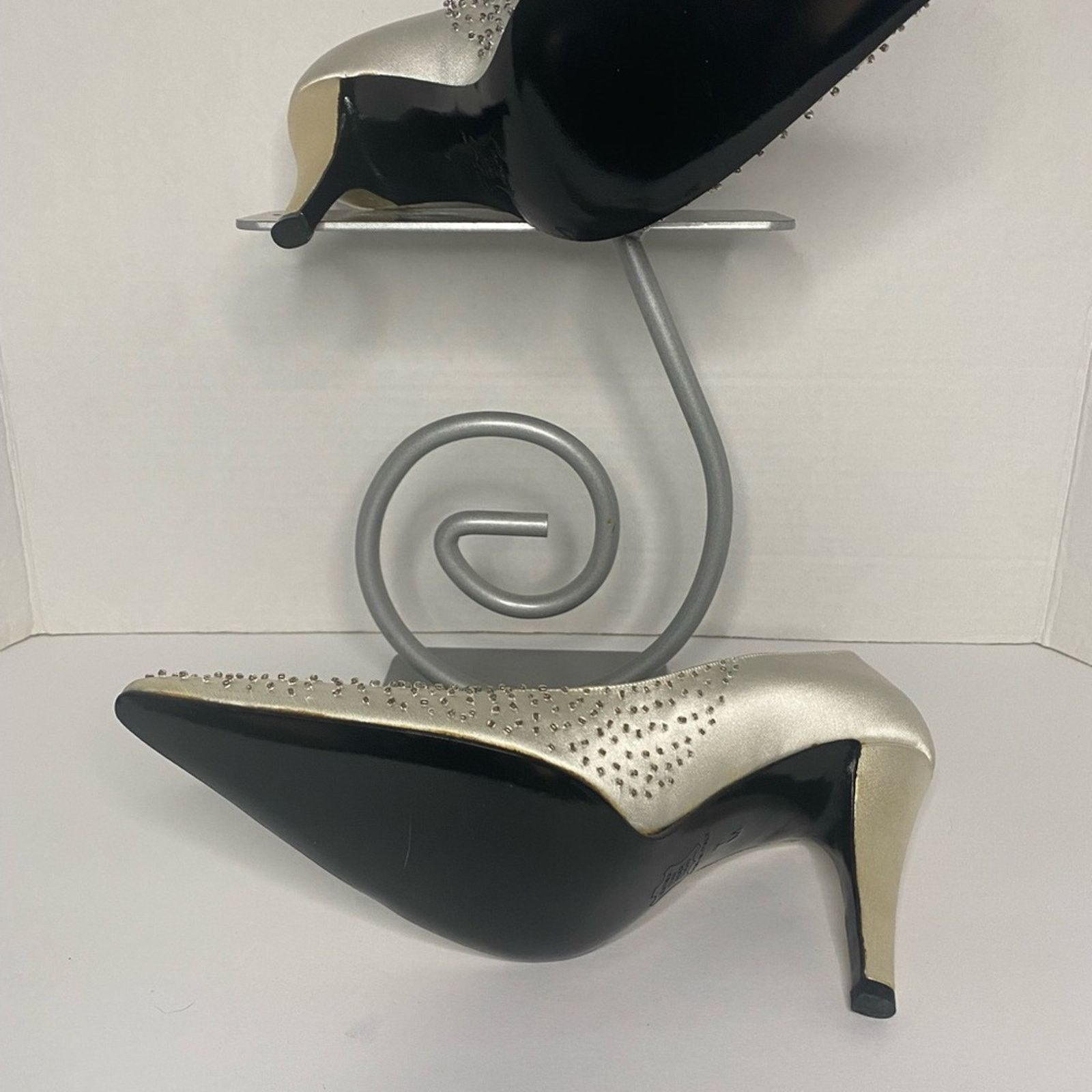 Richard Tyler Richard Tyler white satin High heel pump w/ beads Size US 8 / IT 38 - 3 Thumbnail