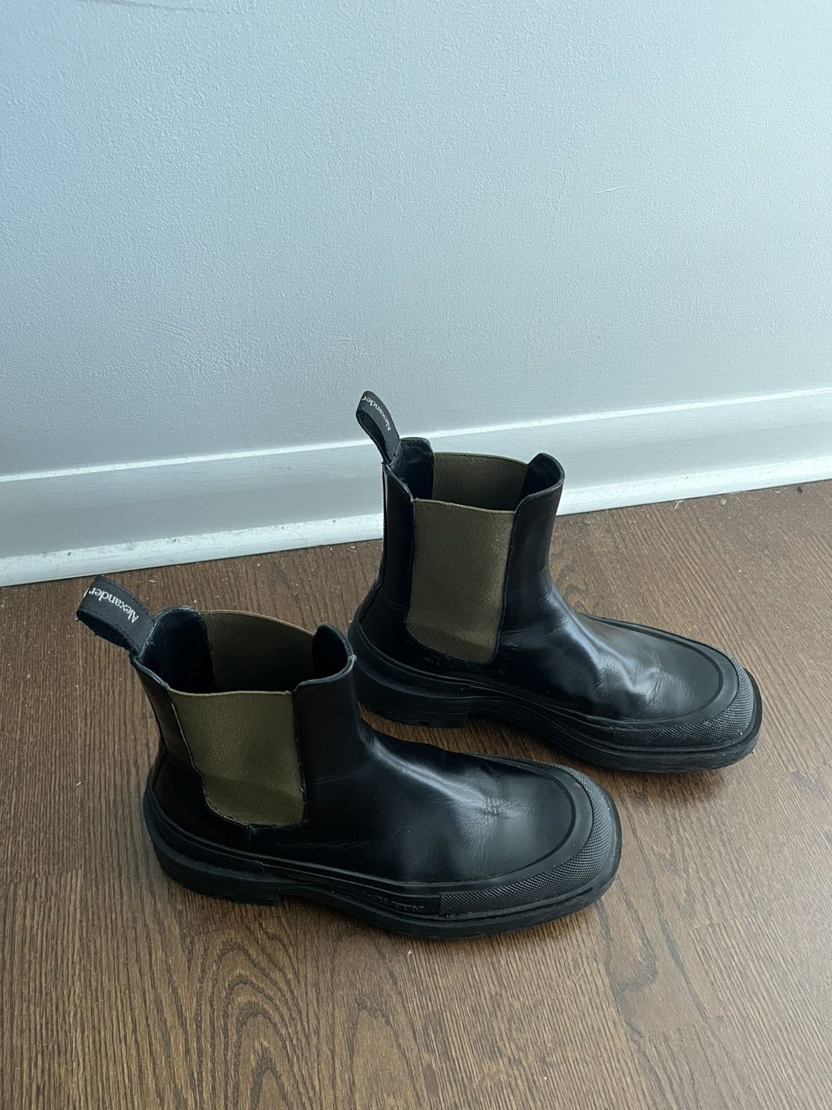 Alexander McQueen GENTLY USED Mcqueen Slip-On Chelsea Boots Size US 9 / EU 42 - 9 Thumbnail