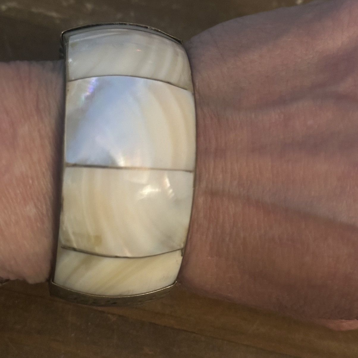 Vintage Vintage chunky mother of pearl brass hinged bangle bracelet Size ONE SIZE - 5 Thumbnail