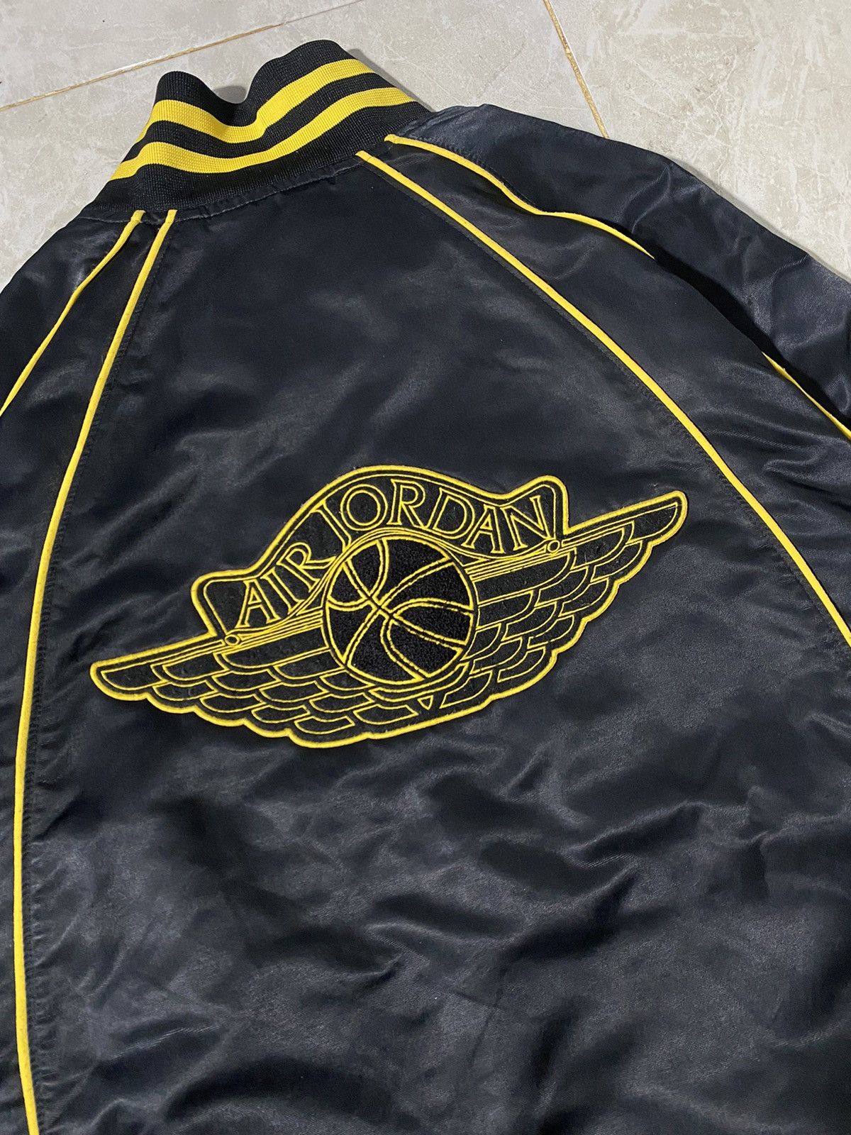 Jordan Brand vintage air jordan jacket big logo golden pin Size US XL / EU 56 / 4 - 4 Thumbnail