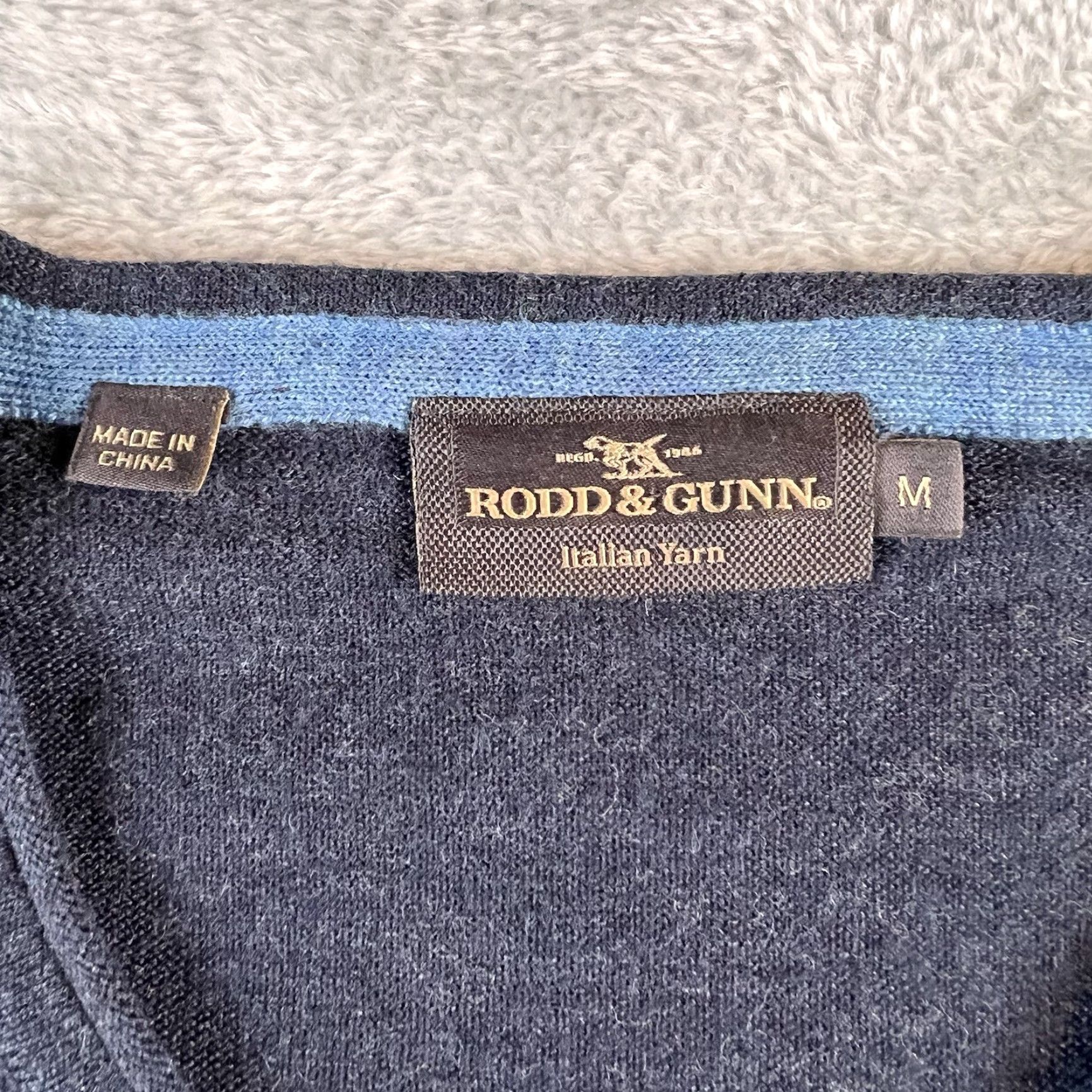 Rodd & Gunn Rodd & Gunn V-Neck Pullover Sweater Mens M Blue 100% Extra Fine Merino Wool Regular Fit Knit Logo Casual Vintage No Size US L / EU 52-54 / 3 - 4 Thumbnail