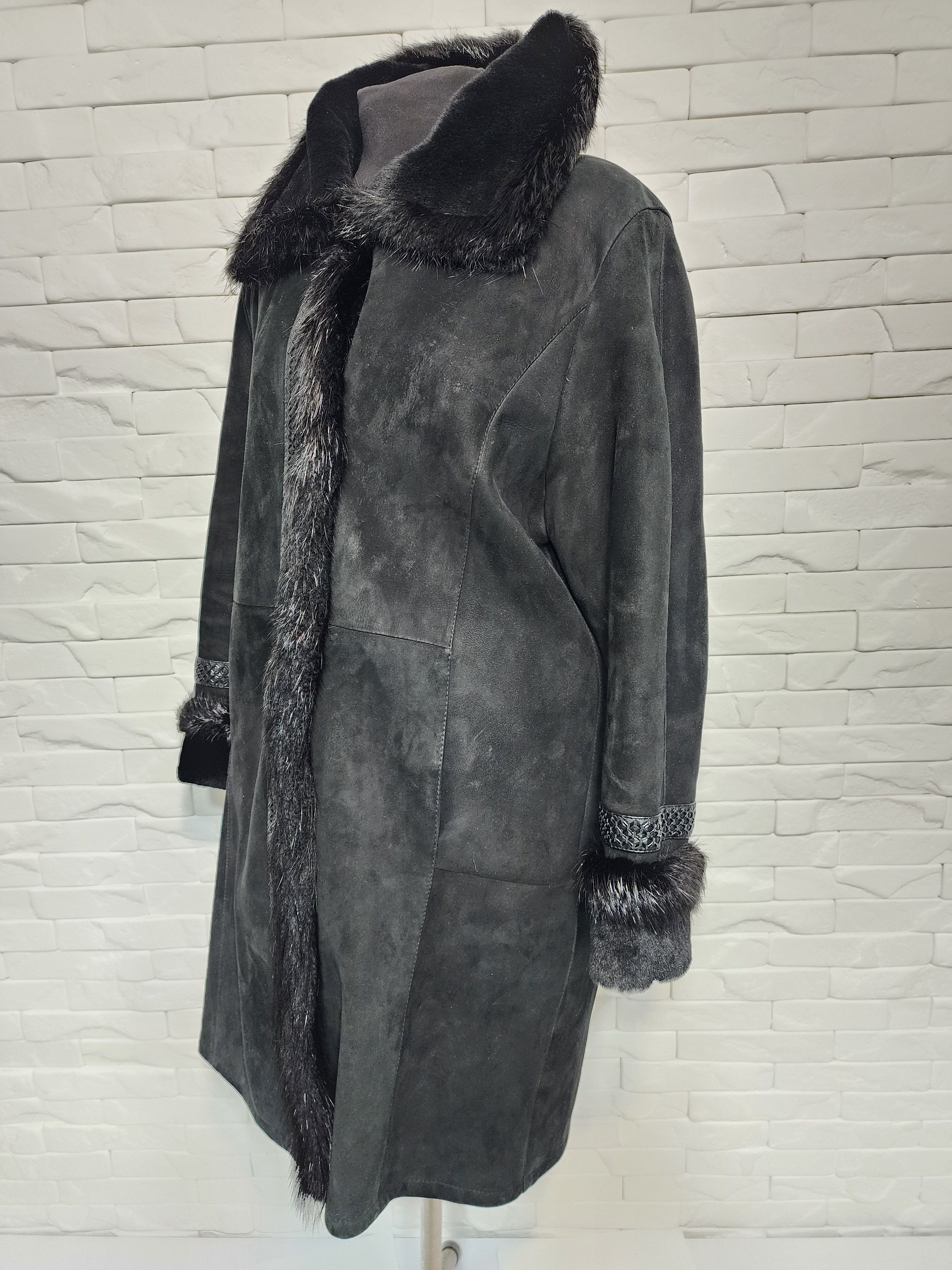 Uniqlo Black Sheepskin Coat: Women's Genuine Fur Trim, Button Front Size XXL / US 16-18 / IT 52-54 - 2 Thumbnail