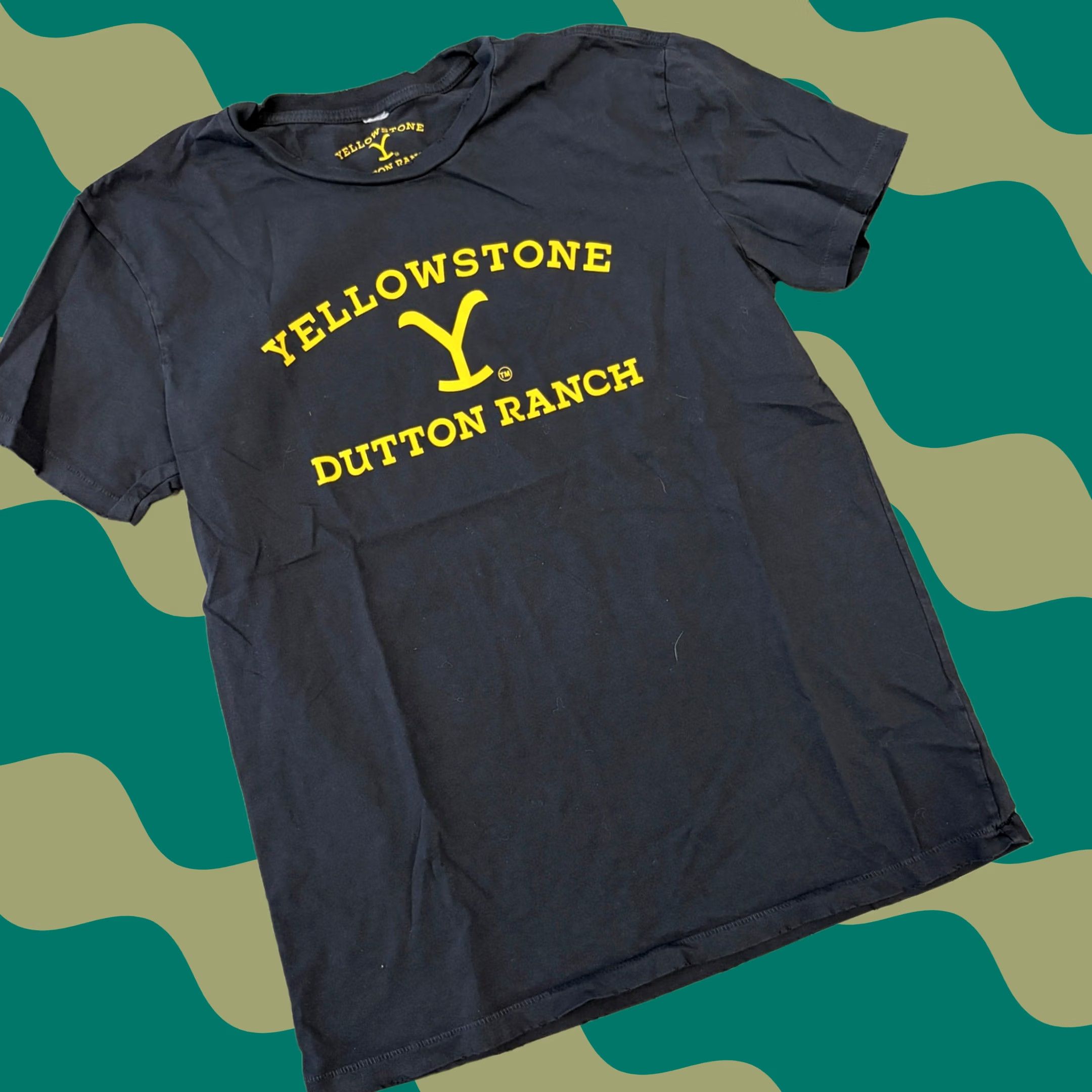 Vintage VINTAGE Yellowstone Dutton Ranch Black Graphic Tee Women Medium Y2k Mountians Nature Size M / US 6-8 / IT 42-44 - 1 Thumbnail