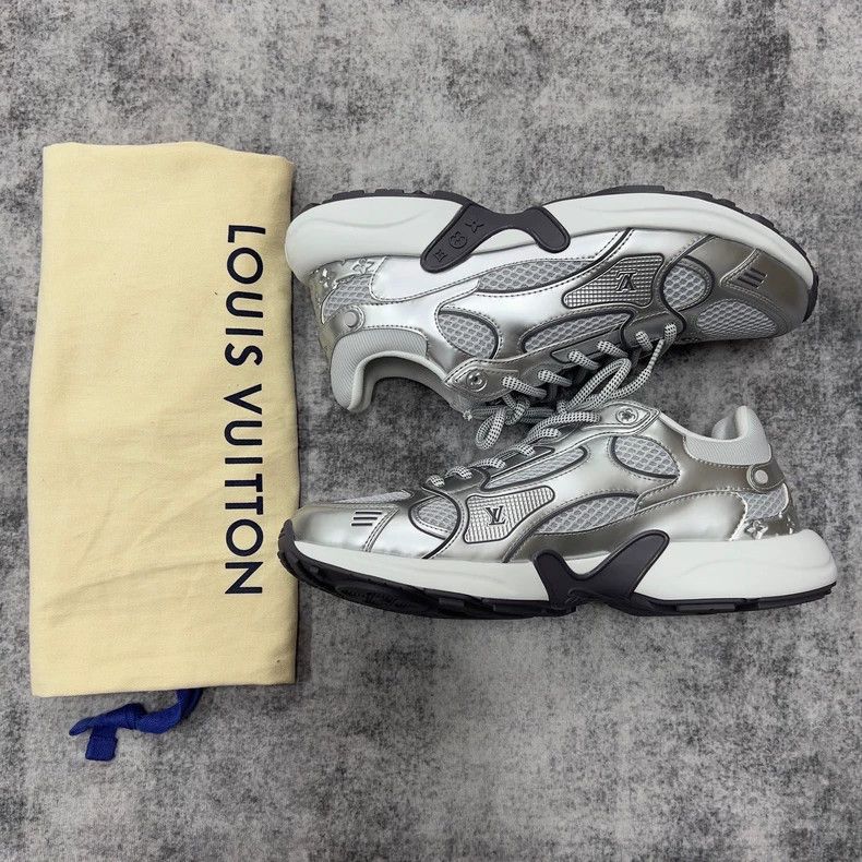 Louis Vuitton Louis Vuitton size 37.5 Silver-white sneakers Size US 5.5 / EU 38 - 2 Thumbnail