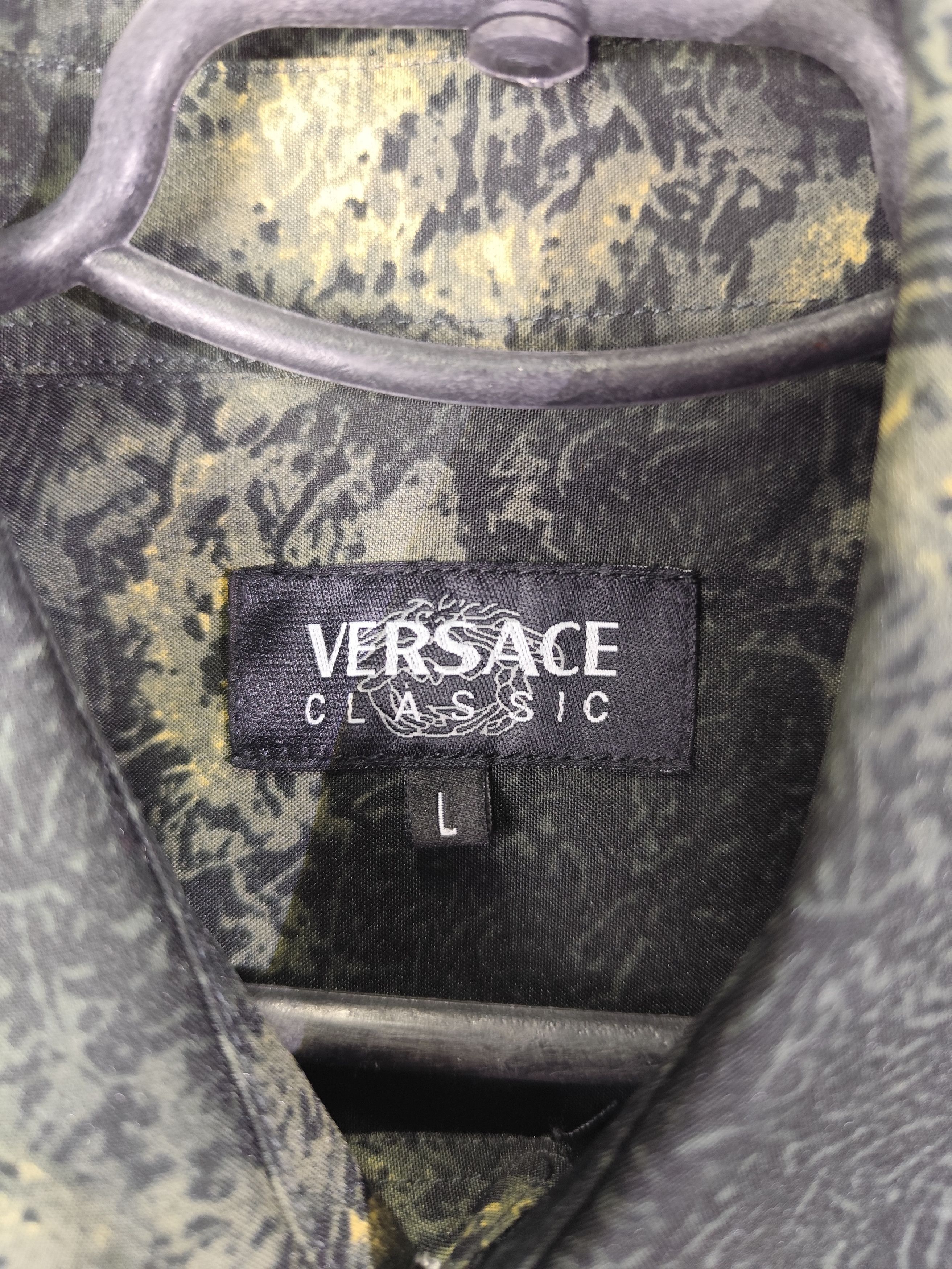 Versace Vintage 90's streetwear luxury Versace t-shirt Size US L / EU 52-54 / 3 - 3 Thumbnail