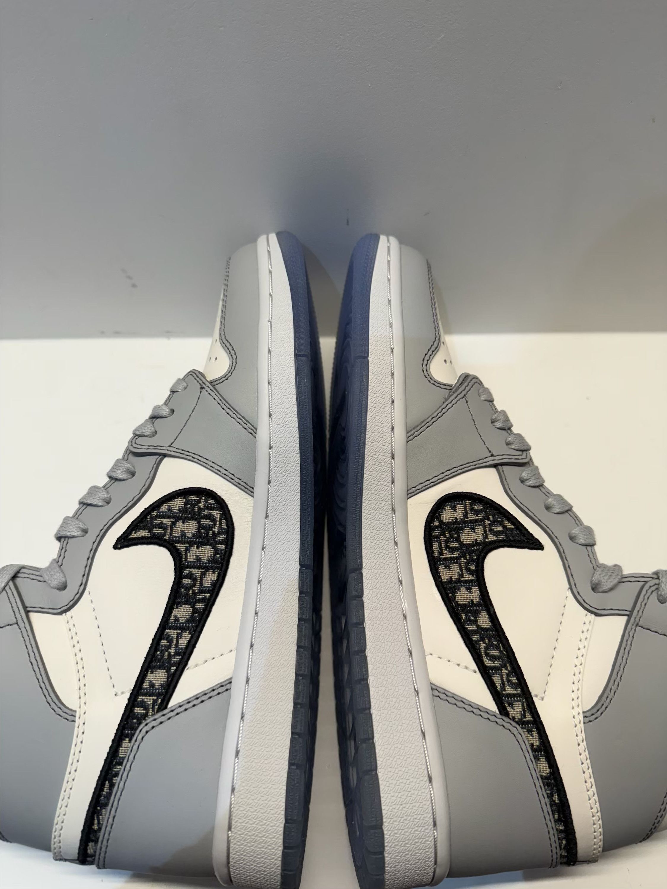 Dior × Jordan Brand Jordan x Dior Air Jordan 1 Retro High Top Sneaker BNIB Size US 6.5 / EU 39-40 - 10 Thumbnail