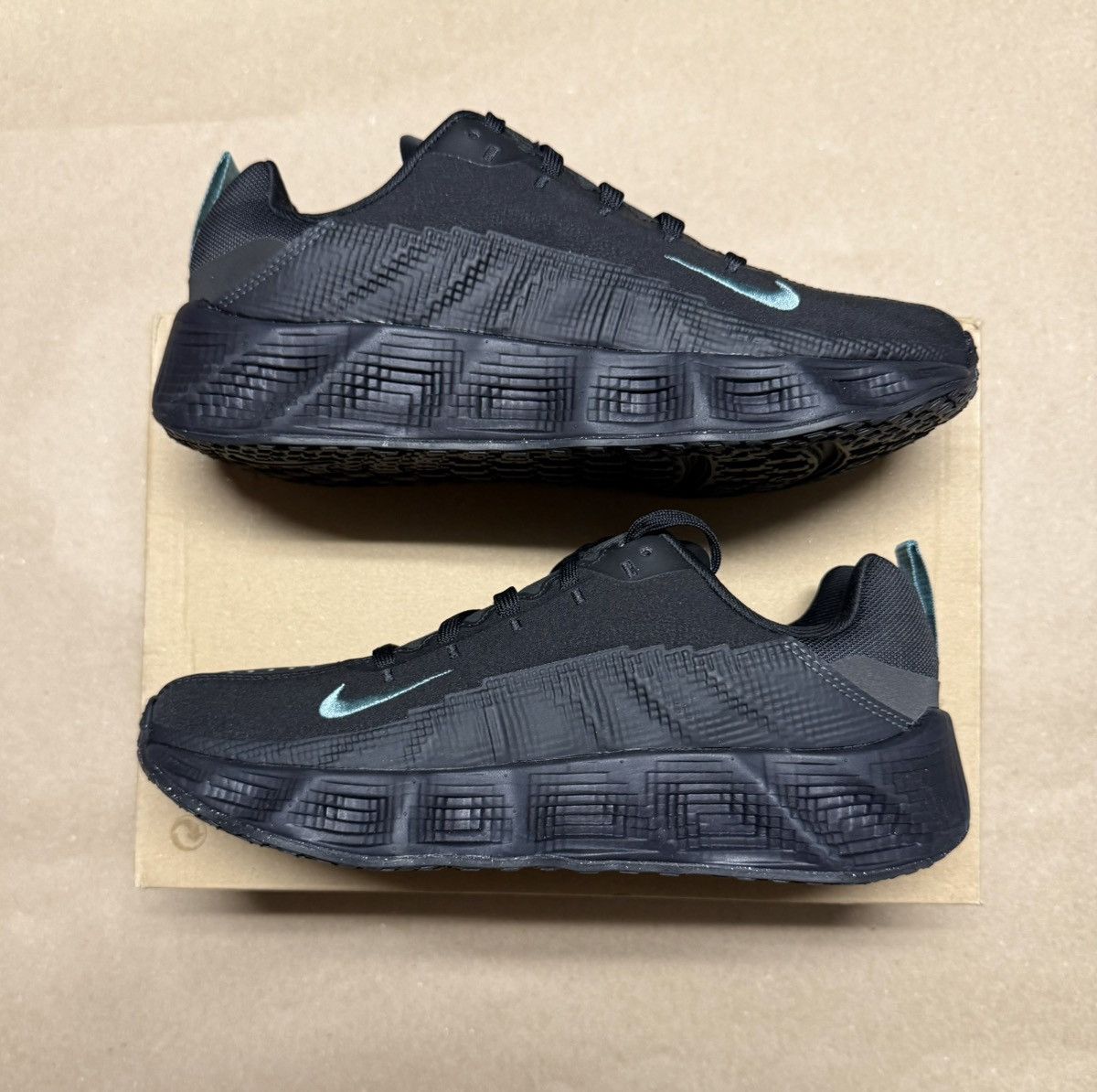 Nike Nike Ava Rover Run GS Black size 4.5y Womens 6 running Size US 6 / IT 36 - 1 Thumbnail