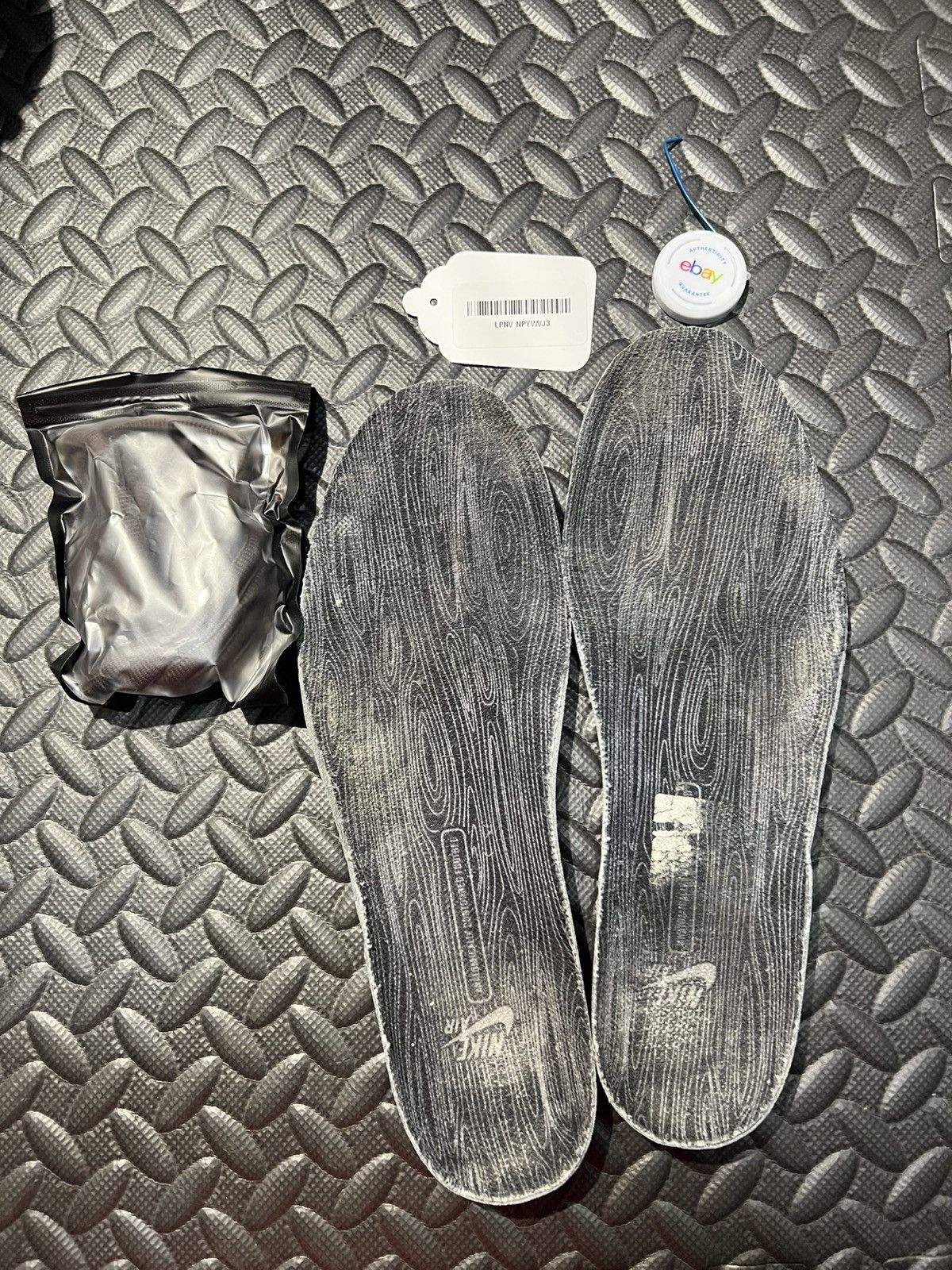 Carhartt Size 9 - Nike SB Carhartt - Extra Laces/Insoles Size US 9 / EU 42 - 10 Thumbnail
