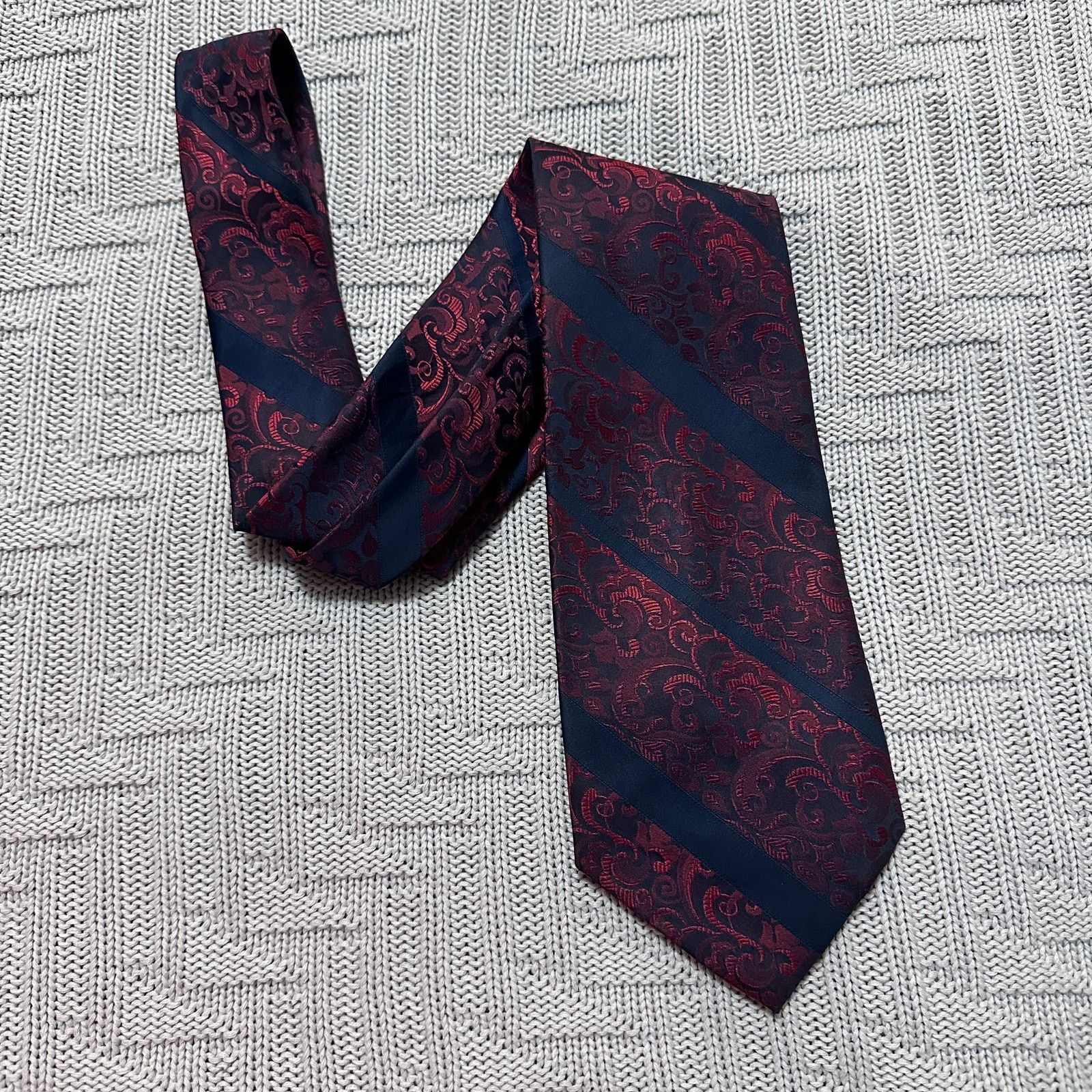 Vintage Vintage metallic maroon paisley and black stripe men's tie Size ONE SIZE - 1 Thumbnail